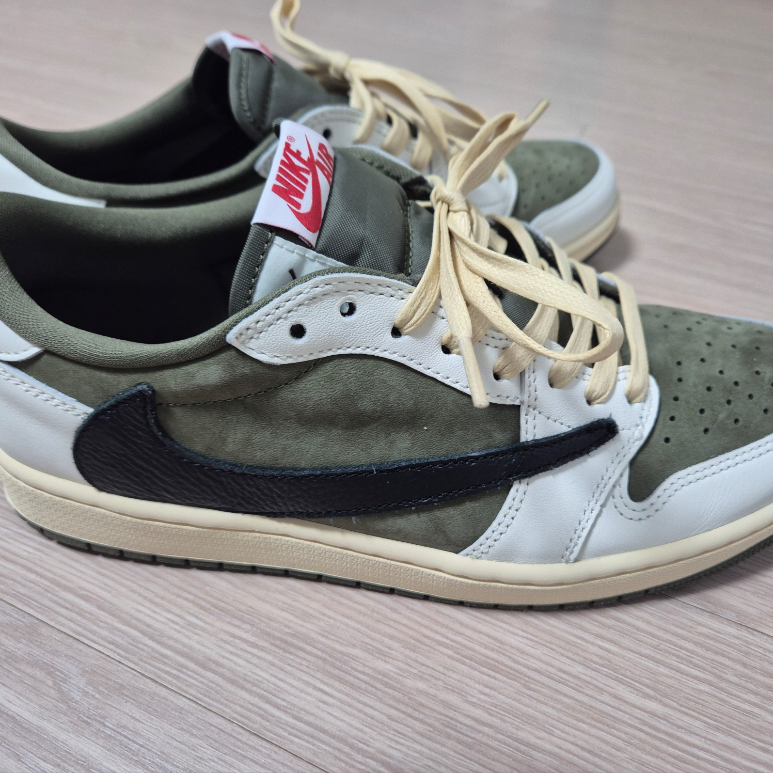 Jordan 1 x Travis Scott Retro Low OG SP Reverse Olive 착용 스타일 - 5