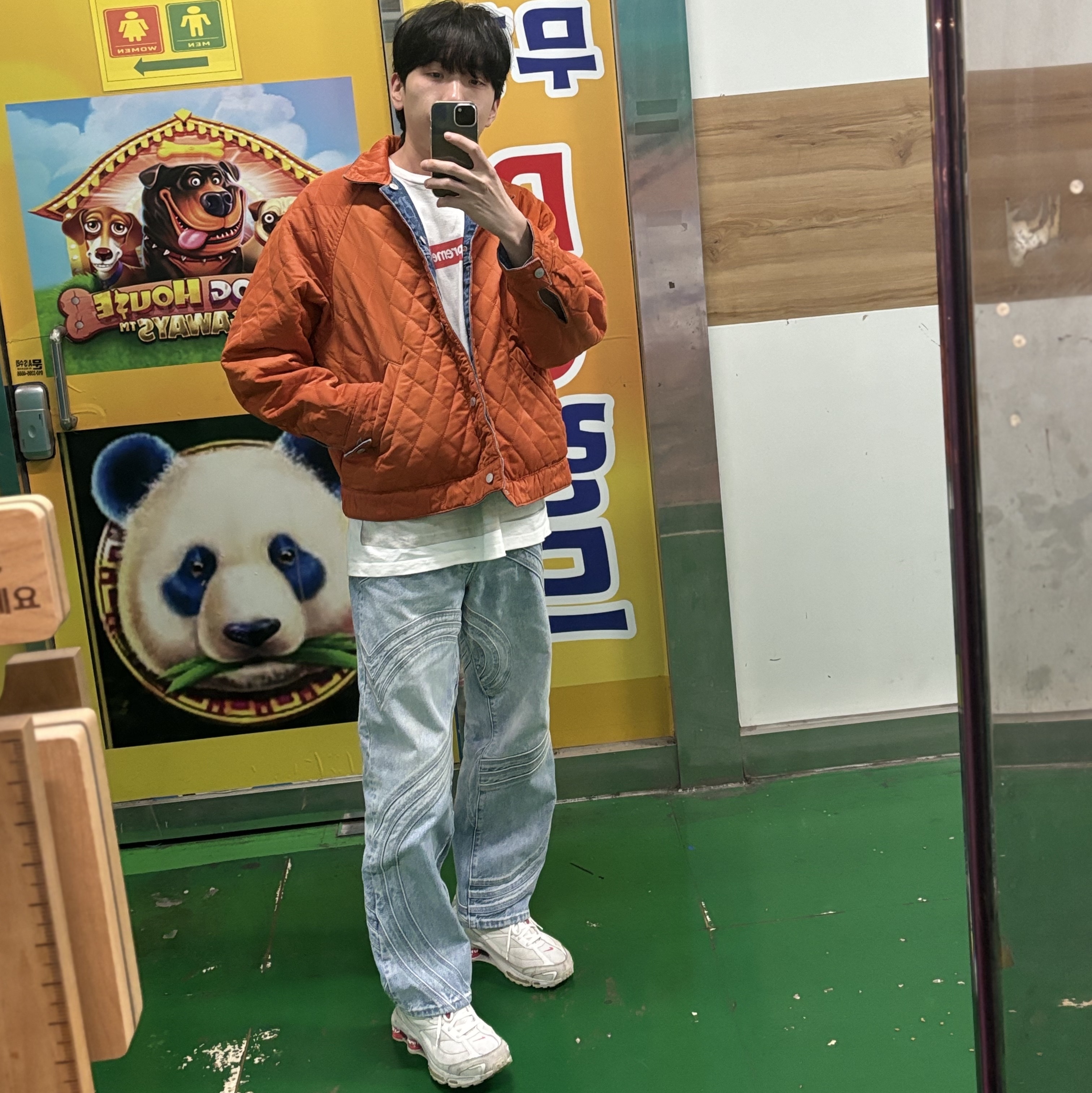 Supreme x Martine Rose Reversible Trucker Jacket Washed Blue - 24FW, Supreme x MM6 Maison Margiela Box Logo T-Shirt White - 24SS 착용 스타일