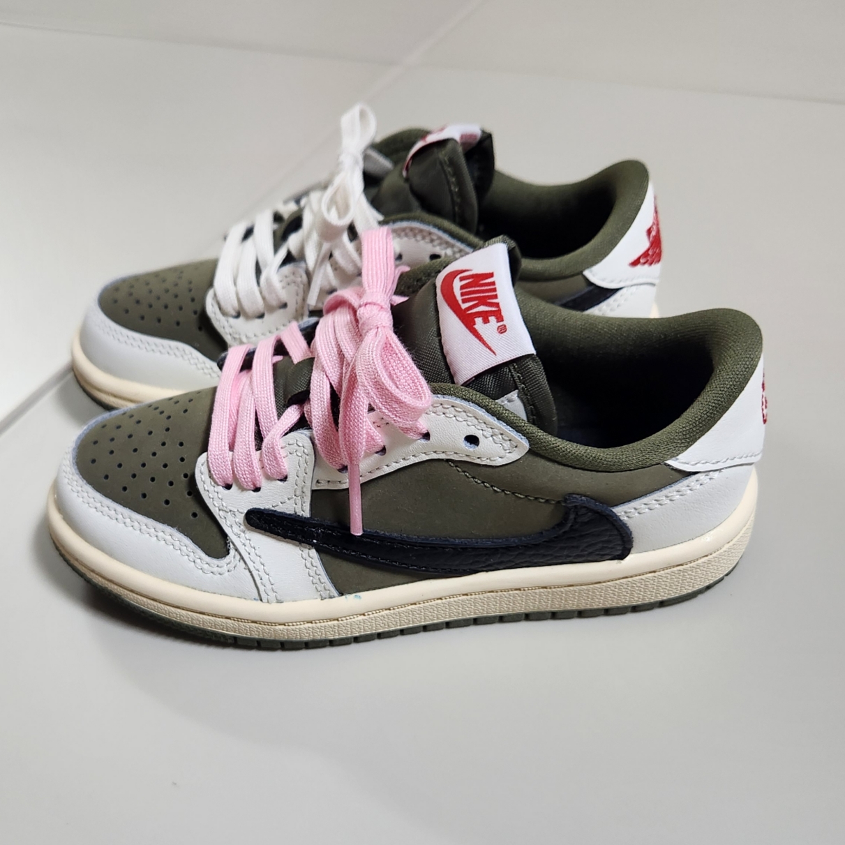 (PS) Jordan 1 x Travis Scott Retro Low OG SP Reverse Olive 착용 스타일 - 1