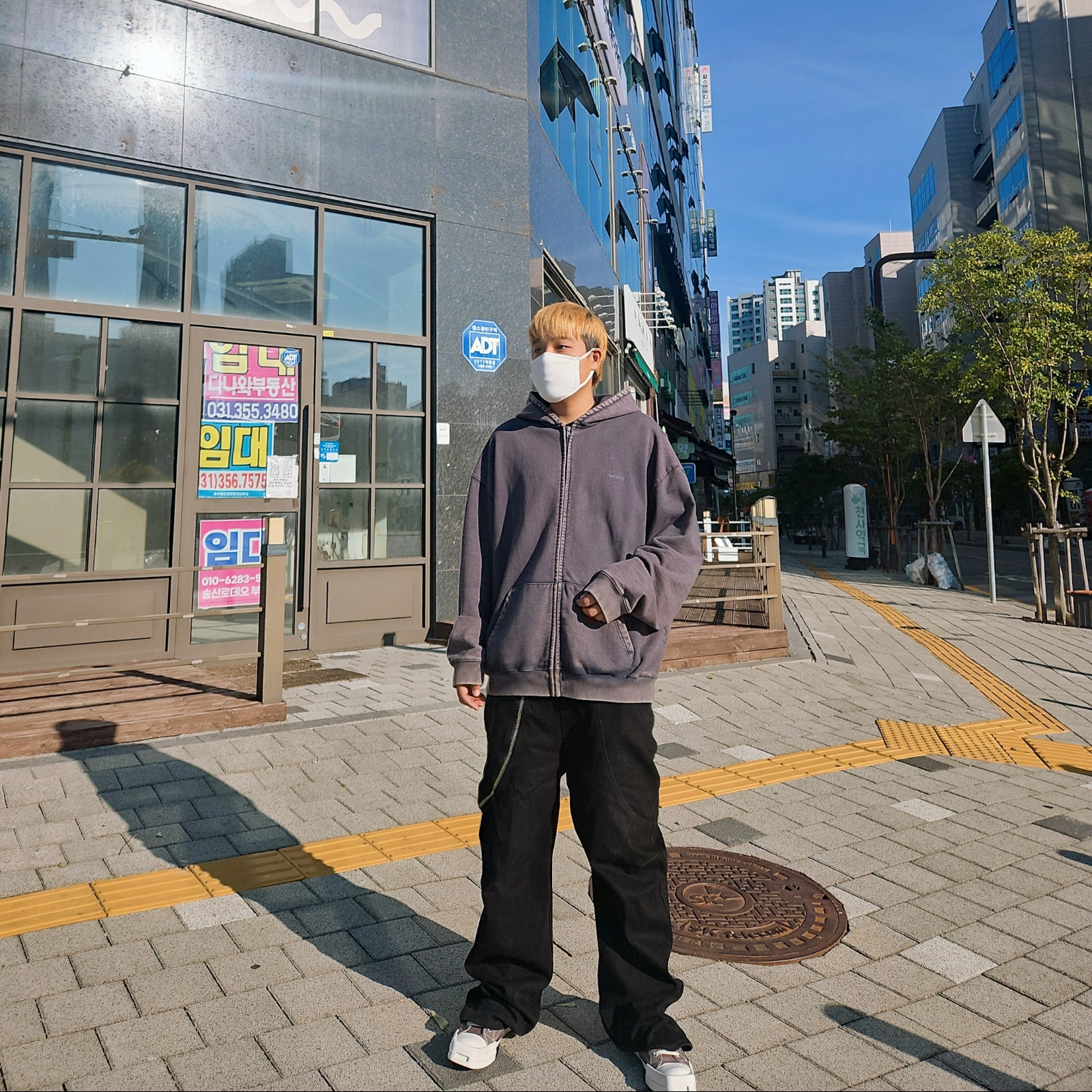 Farfromwhat Far Washed Small Logo Hoodie Zip-Up Navy, Converse x Drkshdw Turbodrk Chuck 70 Hi Laceless Iron 착용 스타일 - 1