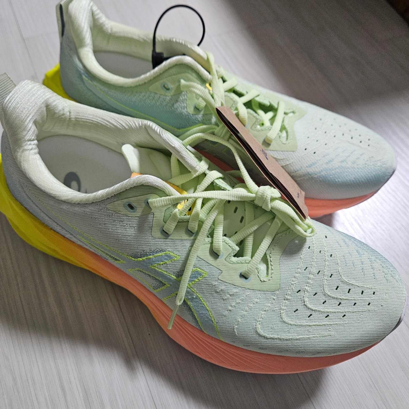 Asics Novablast 4 Cool Matcha Safety Yellow 착용 스타일 - 1