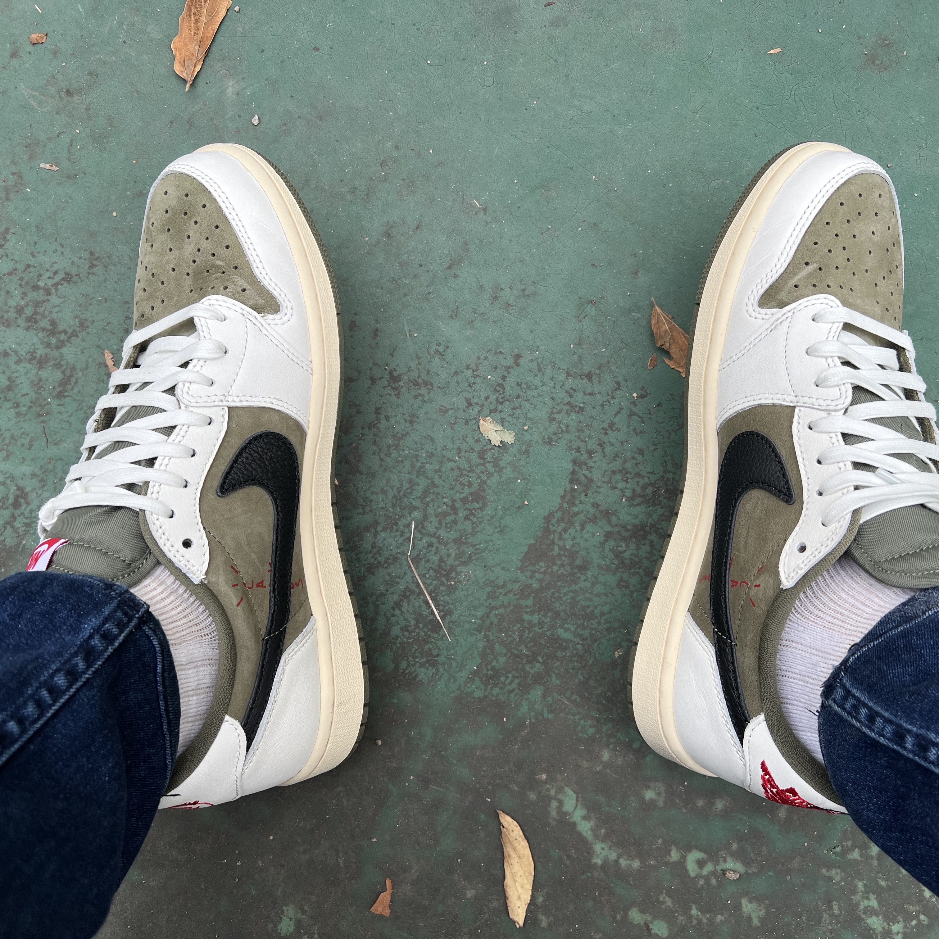 Jordan 1 x Travis Scott Retro Low OG SP Reverse Olive 착용 스타일