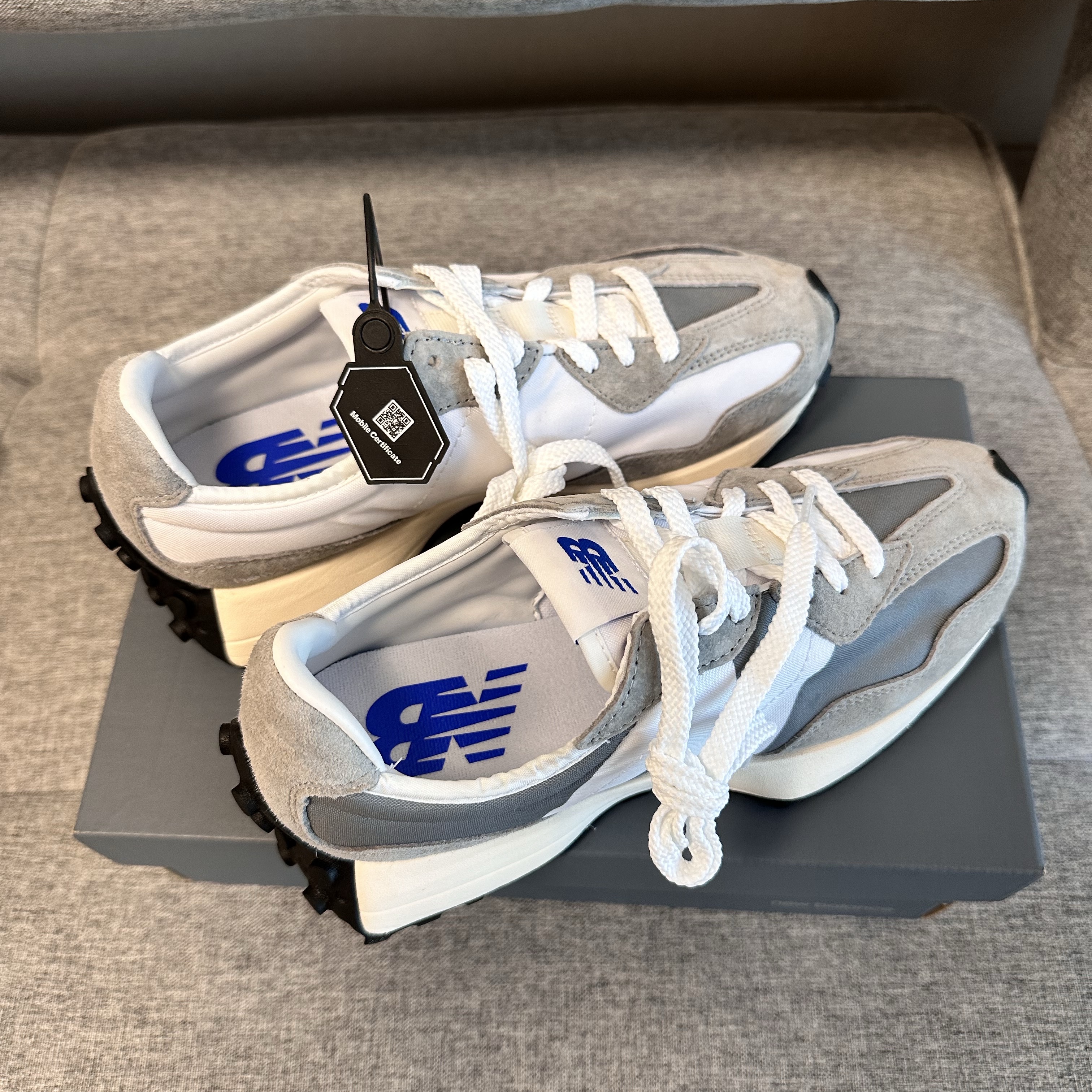 New Balance 327 Grey 착용 스타일 - 2