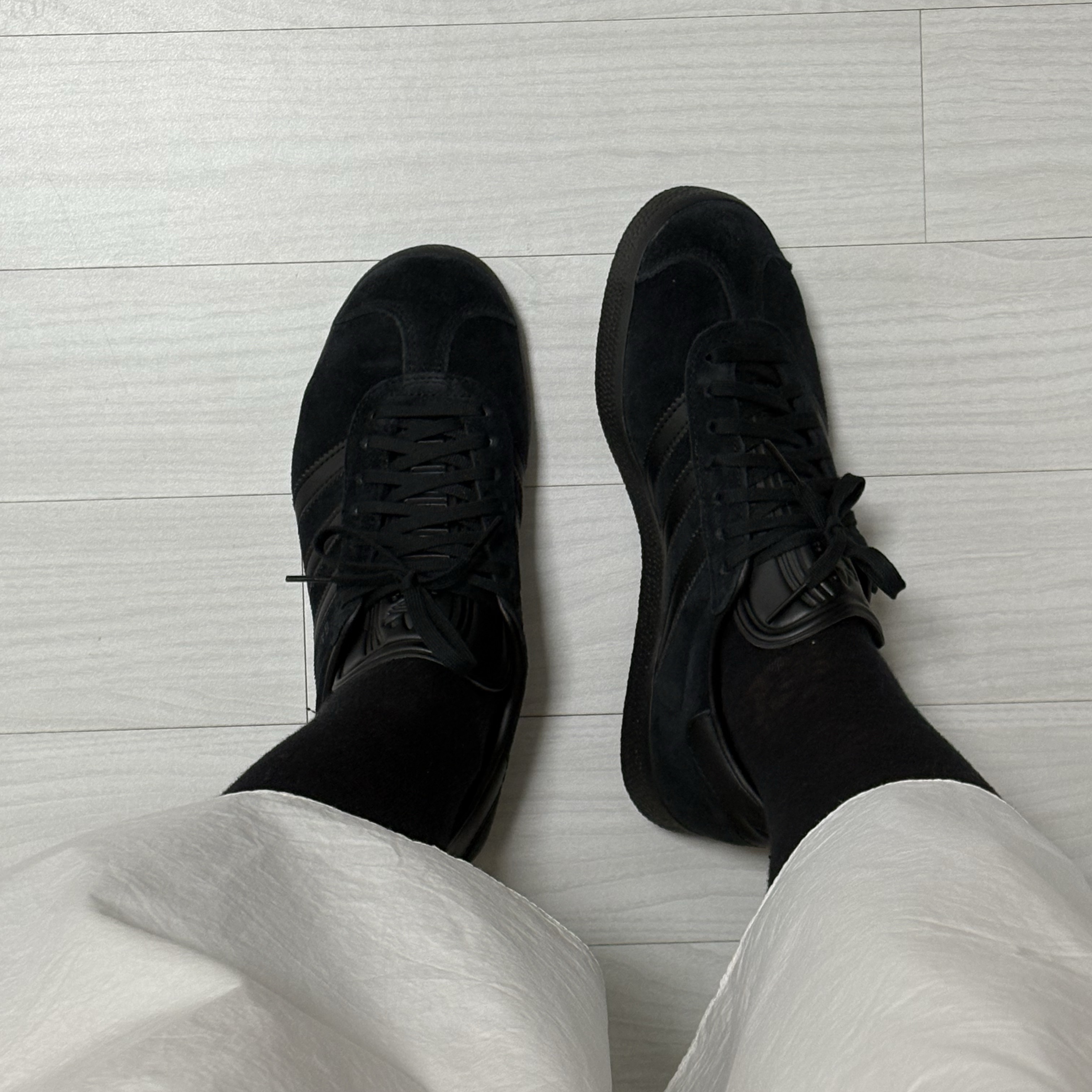 Adidas Gazelle Triple Black 착용 스타일 - 1