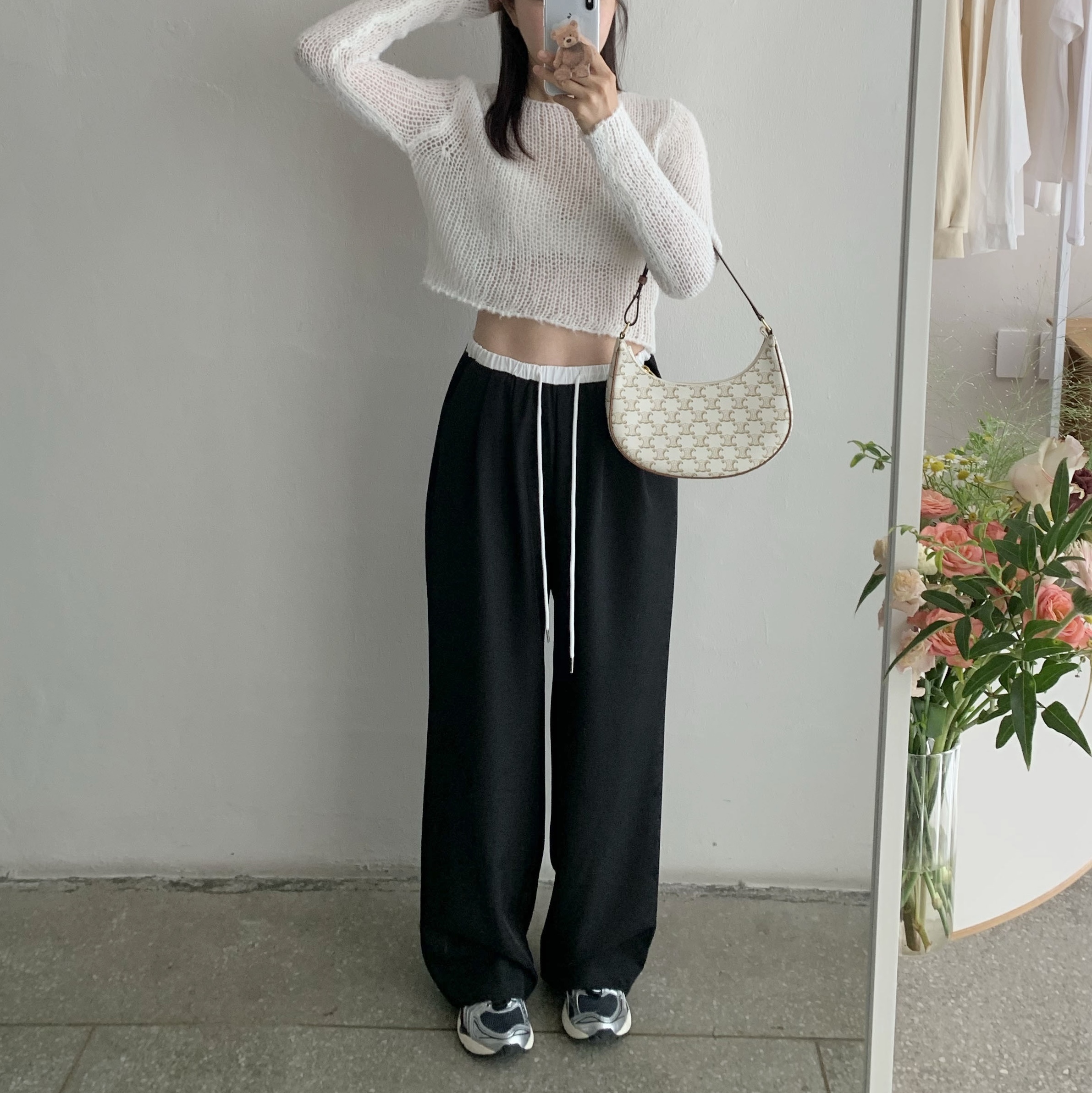 Asics Unlimited Gel-Kayano 14 Carrier Grey Black, Celine Ava Bag in Triomphe Canvas and Calfskin White 착용 스타일 - 1