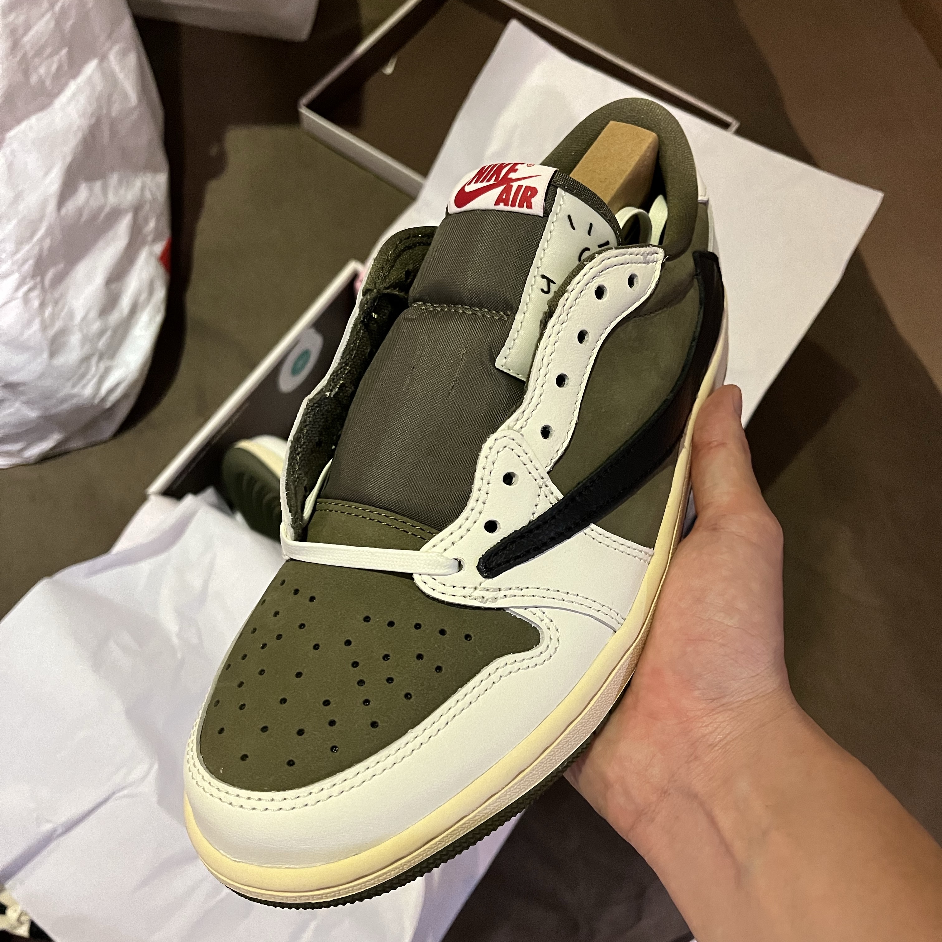 Jordan 1 x Travis Scott Retro Low OG SP Reverse Olive 착용 스타일
