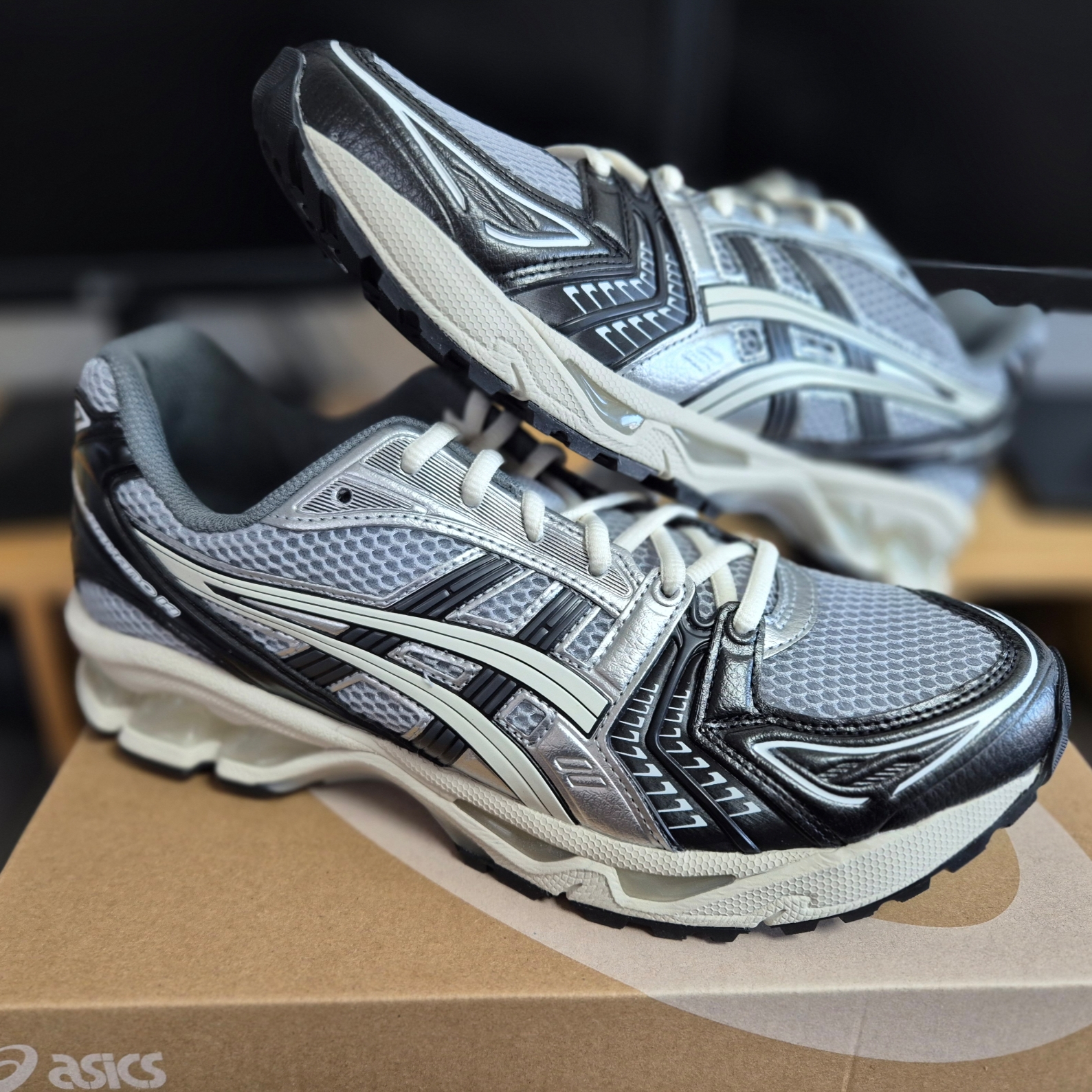 Asics Gel-Kayano 14 Black Glacier Grey 착용 스타일