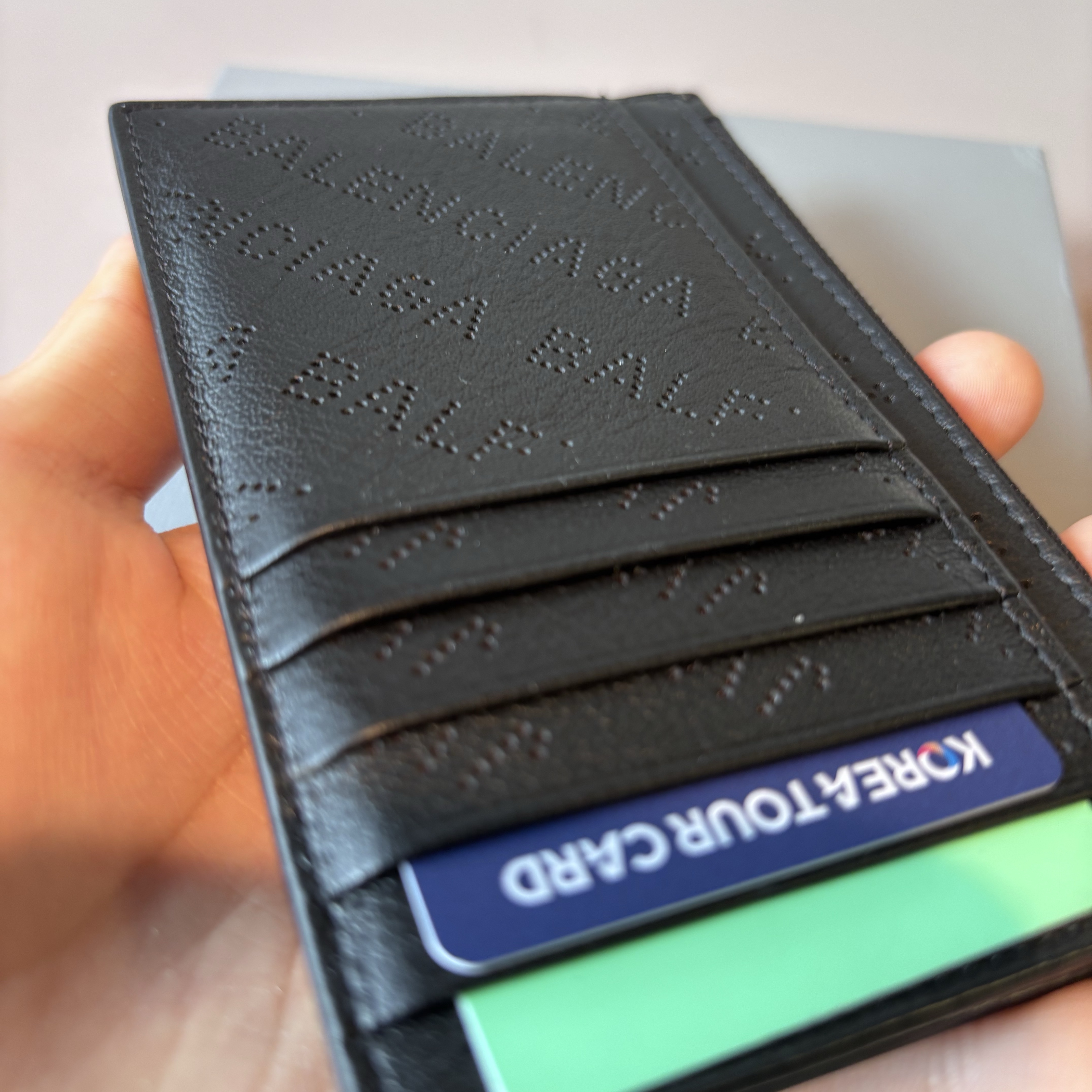 Balenciaga Logo Perforated Zipped Card Holder Black 착용 스타일 - 2