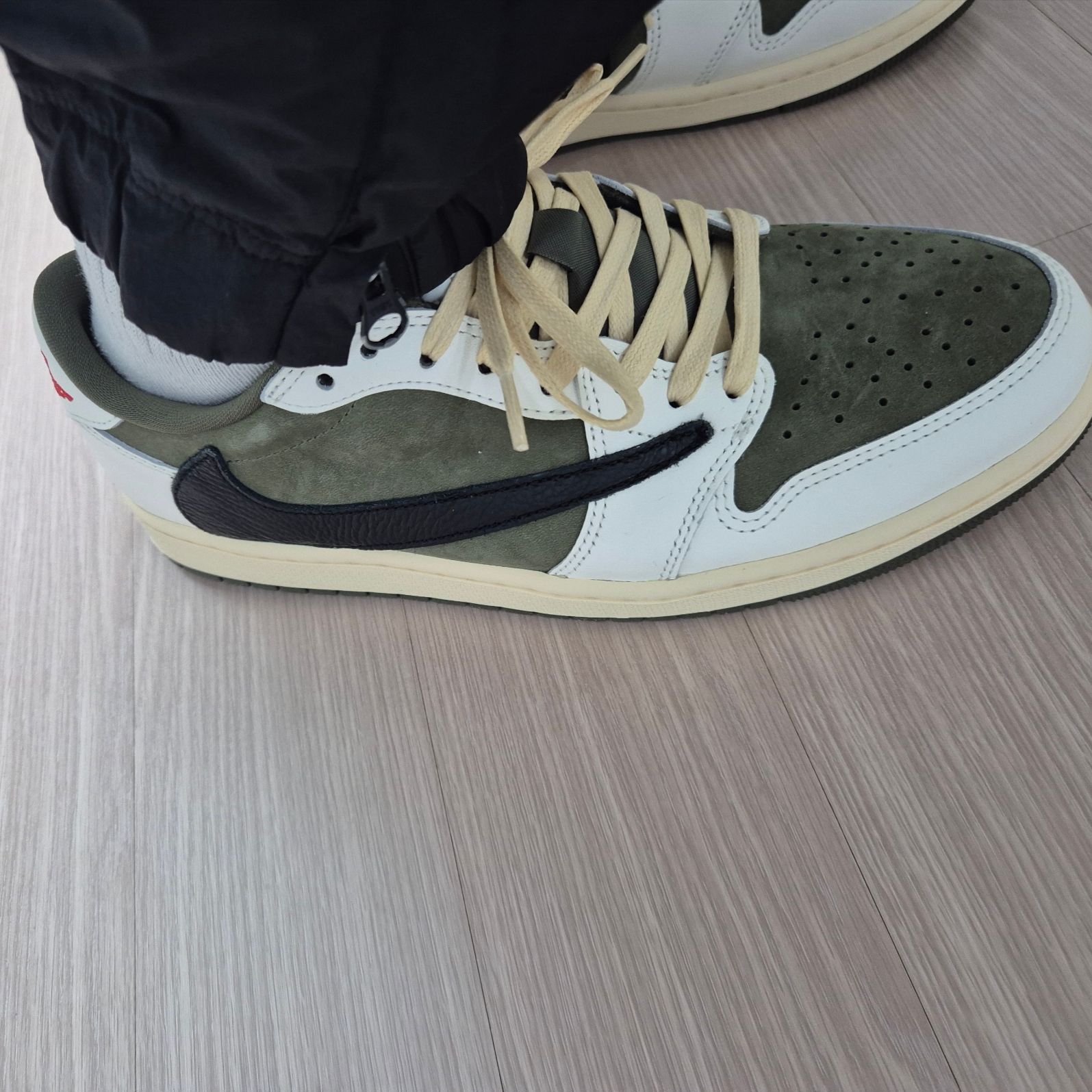 Jordan 1 x Travis Scott Retro Low OG SP Reverse Olive 착용 스타일 - 2