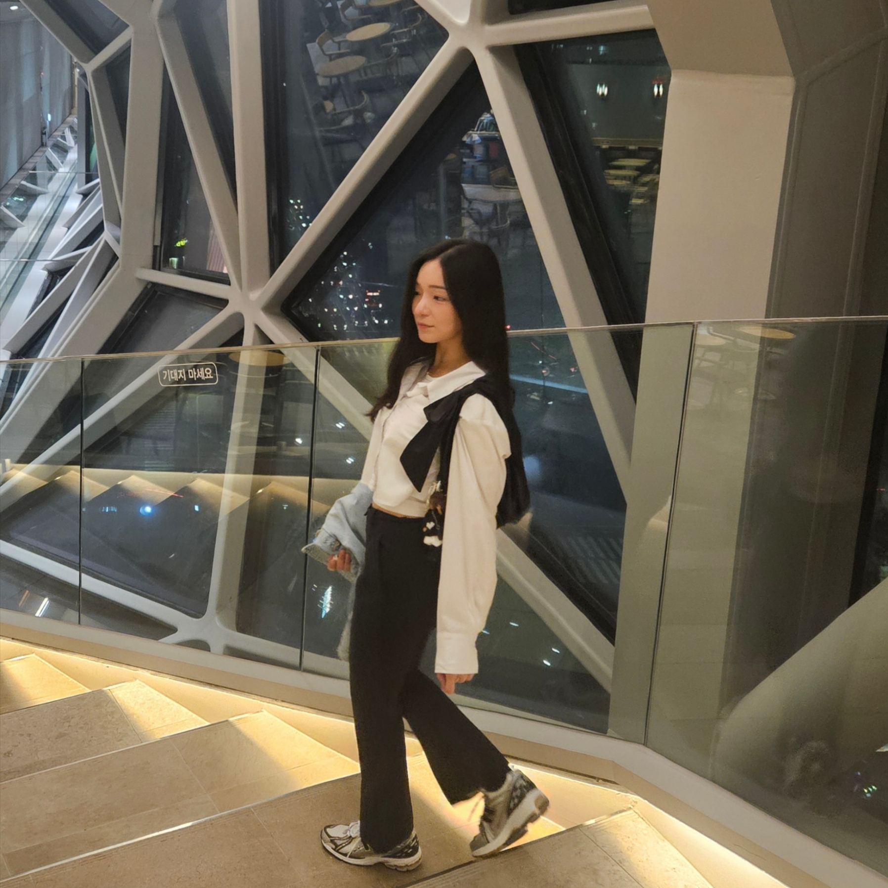 New Balance 1906R White Gold, & Other Stories Satin Bow Bag Black 착용 스타일 - 2