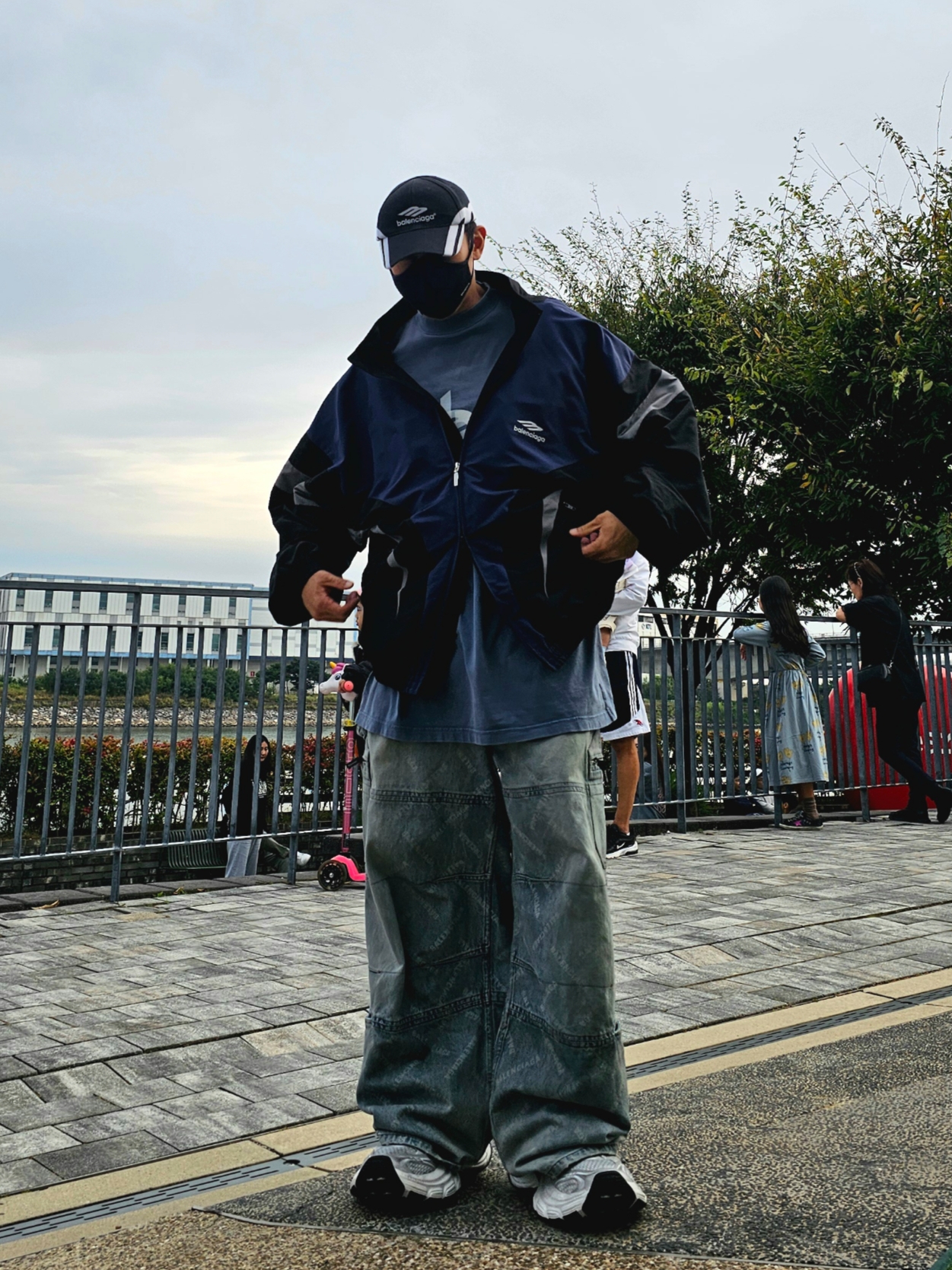 Balenciaga 3B Sports Icon Off Shoulder Tracksuit Jacket Black Navy, Balenciaga Bal Diagonal Allover Cargo Pants Light Blue 착용 스타일 - 1