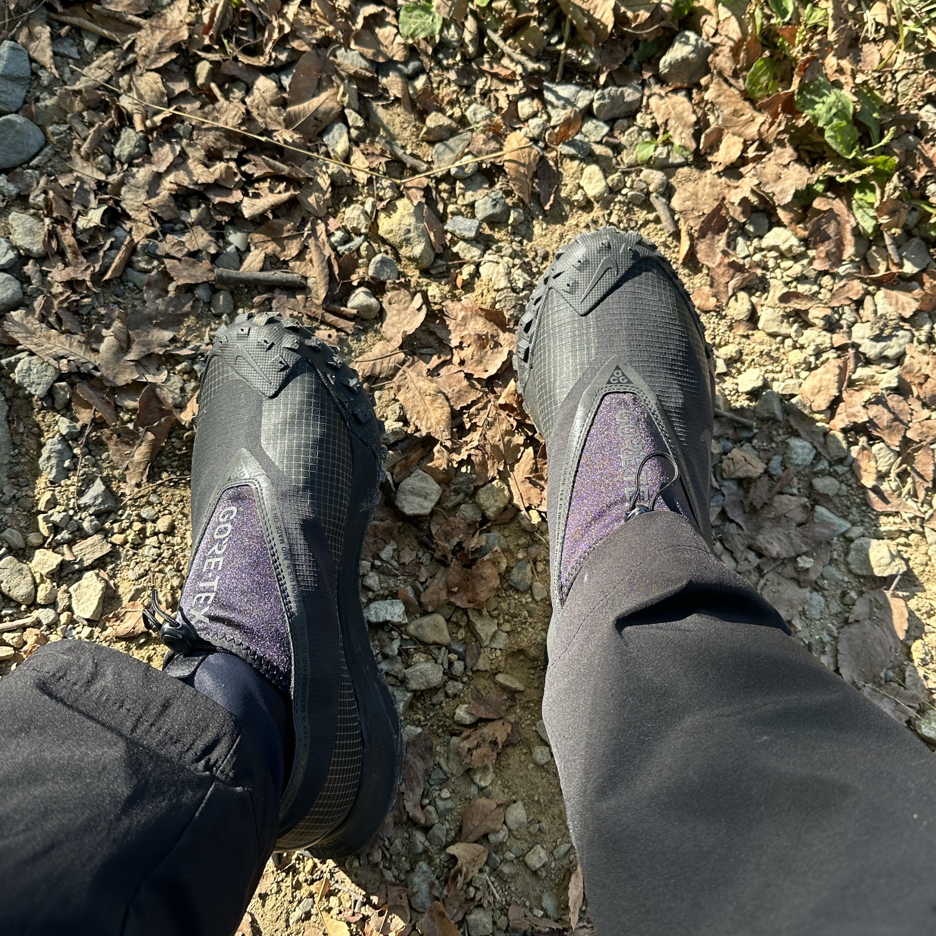 Nike ACG Mountain Fly Gore-Tex Black and Dark Grey 착용 스타일 - 2