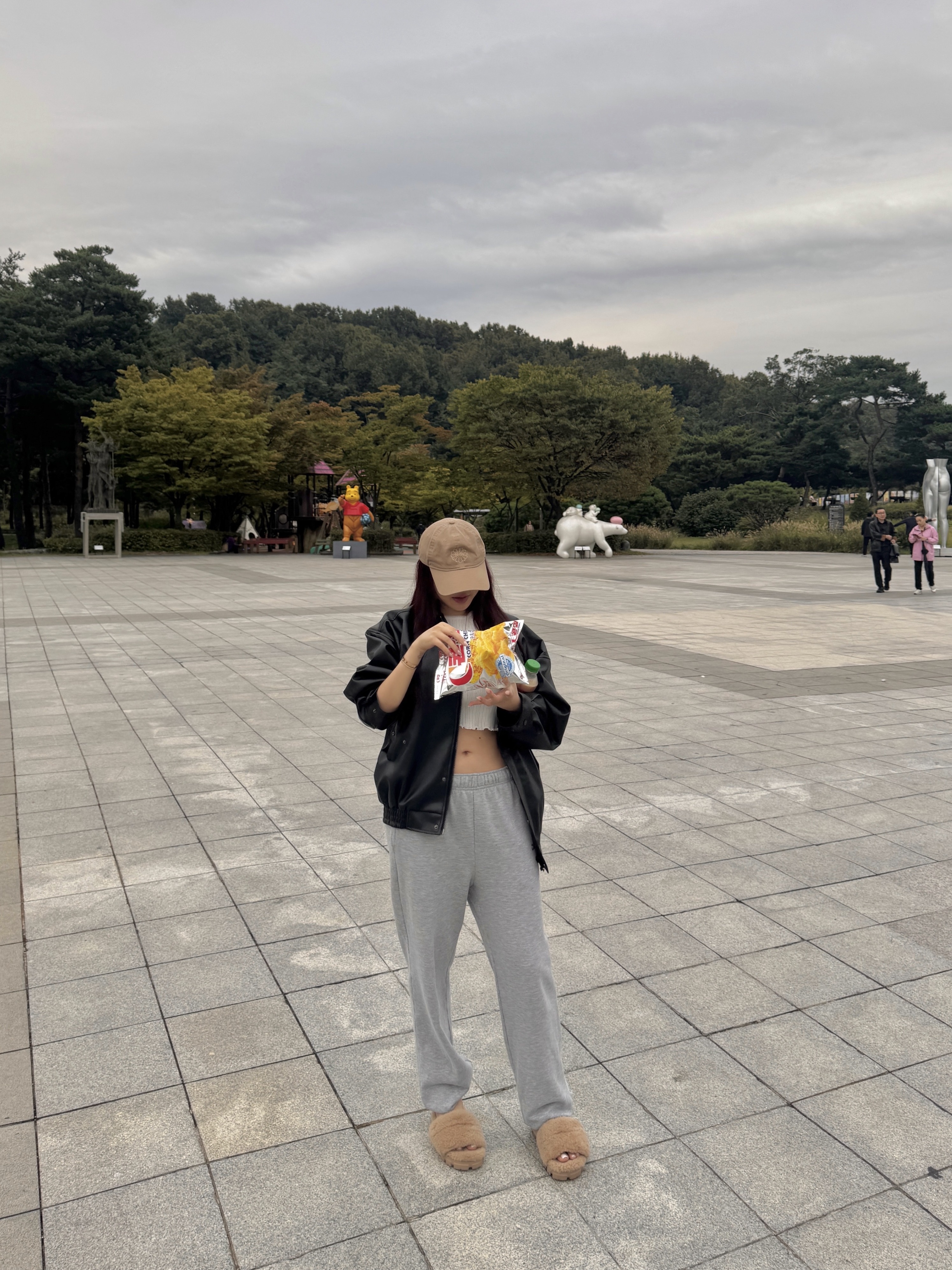 (W) Alo Yoga Accolade Sweatpant Athletic Heather Grey, (W) UGG Cozetta Curly Slipper Chestnut 착용 스타일 - 2