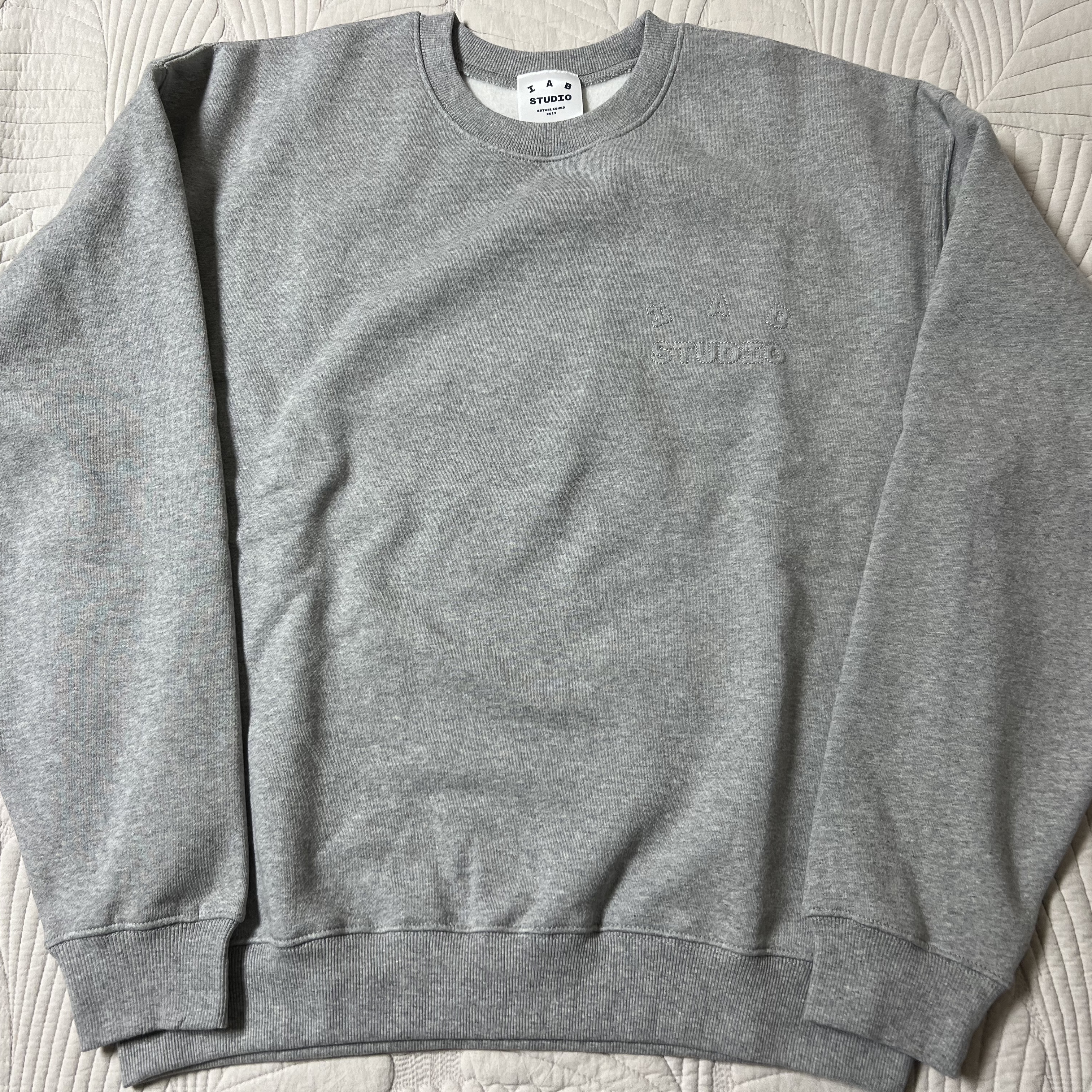 IAB Studio Embossed Sweatshirt Gray 착용 스타일 - 1
