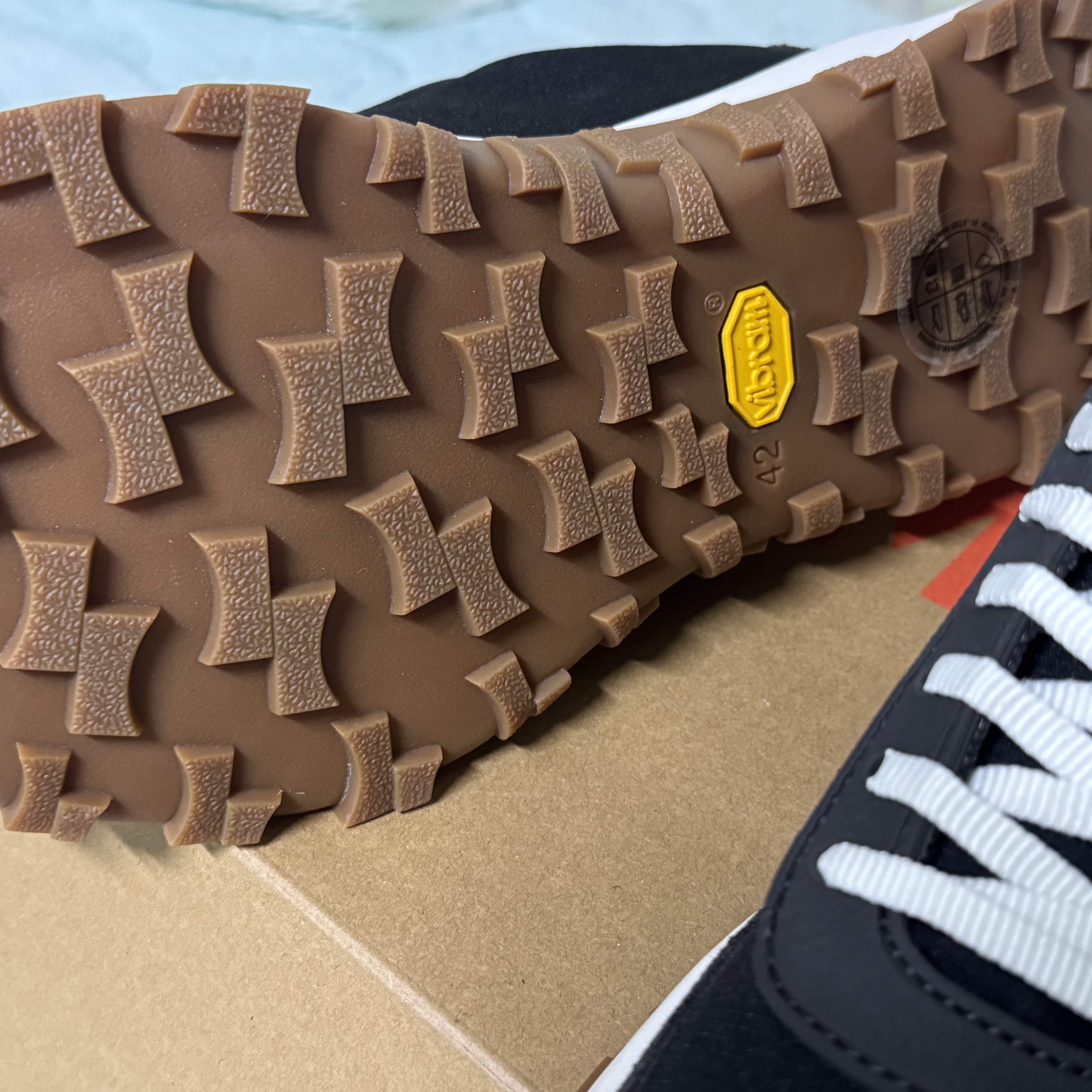 Camper Drift Trail Vibram Nubuck Sneakers Black 착용 스타일 - 4