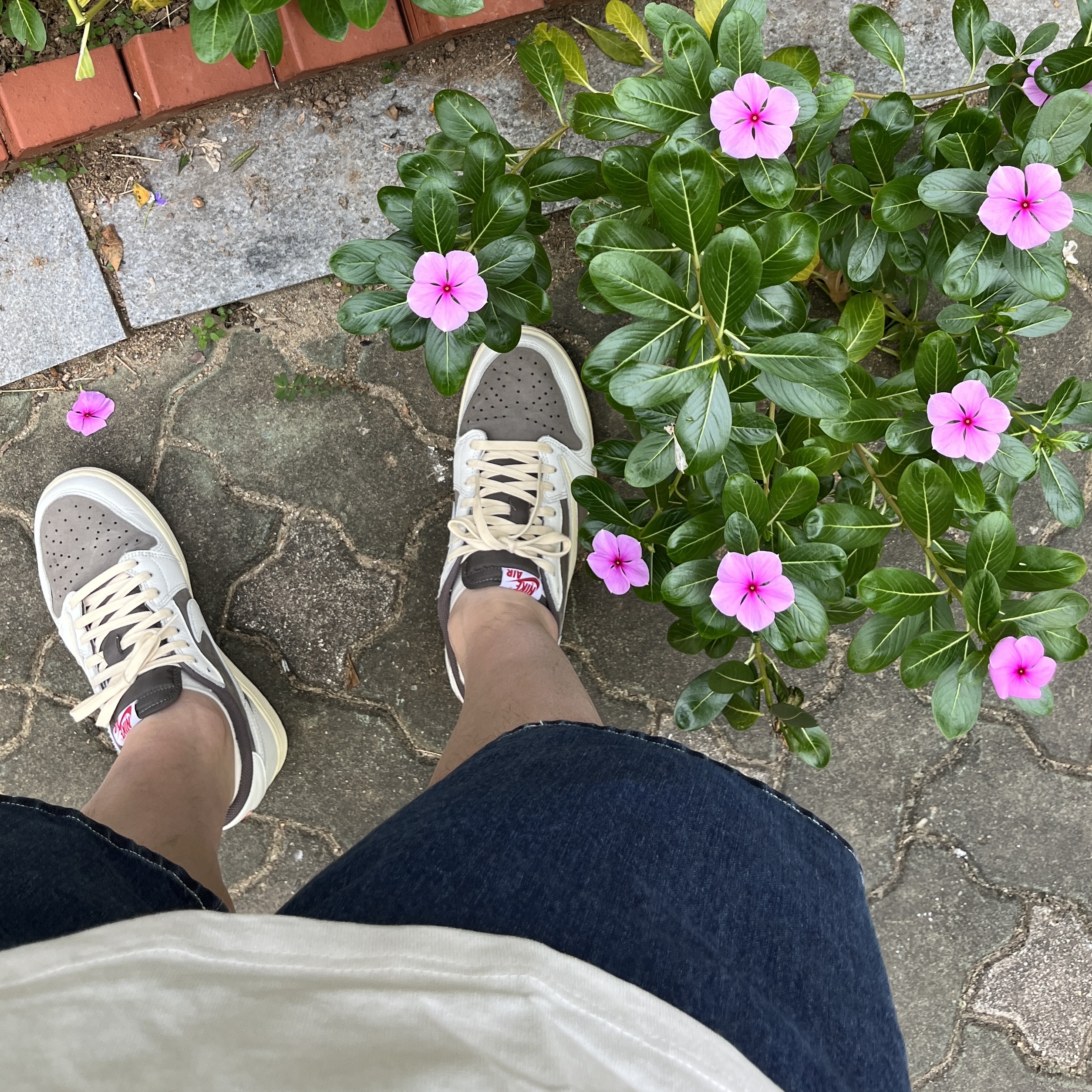 Jordan 1 x Travis Scott Retro Low OG SP Sail and Ridgerock, Supreme x Nike Denim Short Indigo - 24SS 착용 스타일 - 3