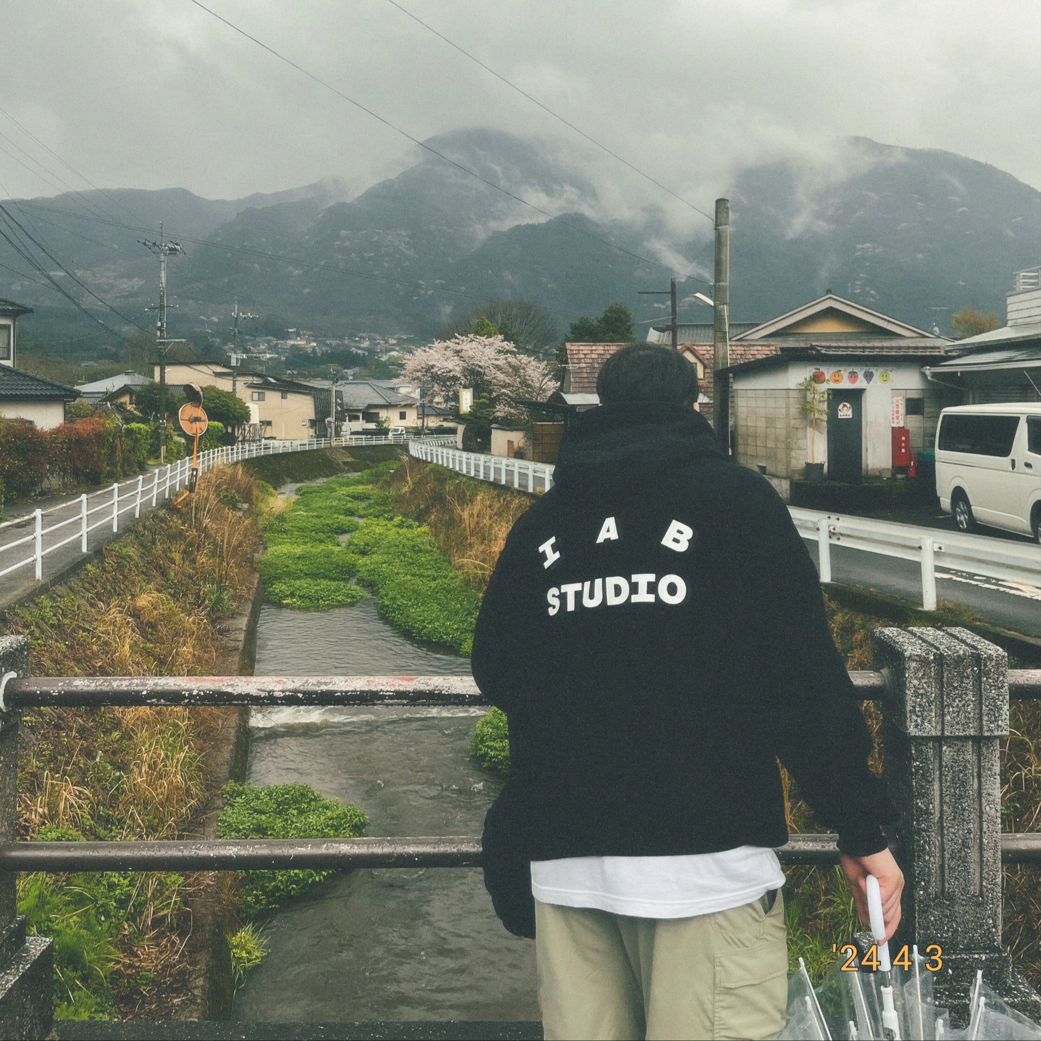 IAB Studio Hoodie Black 착용 스타일 - 1