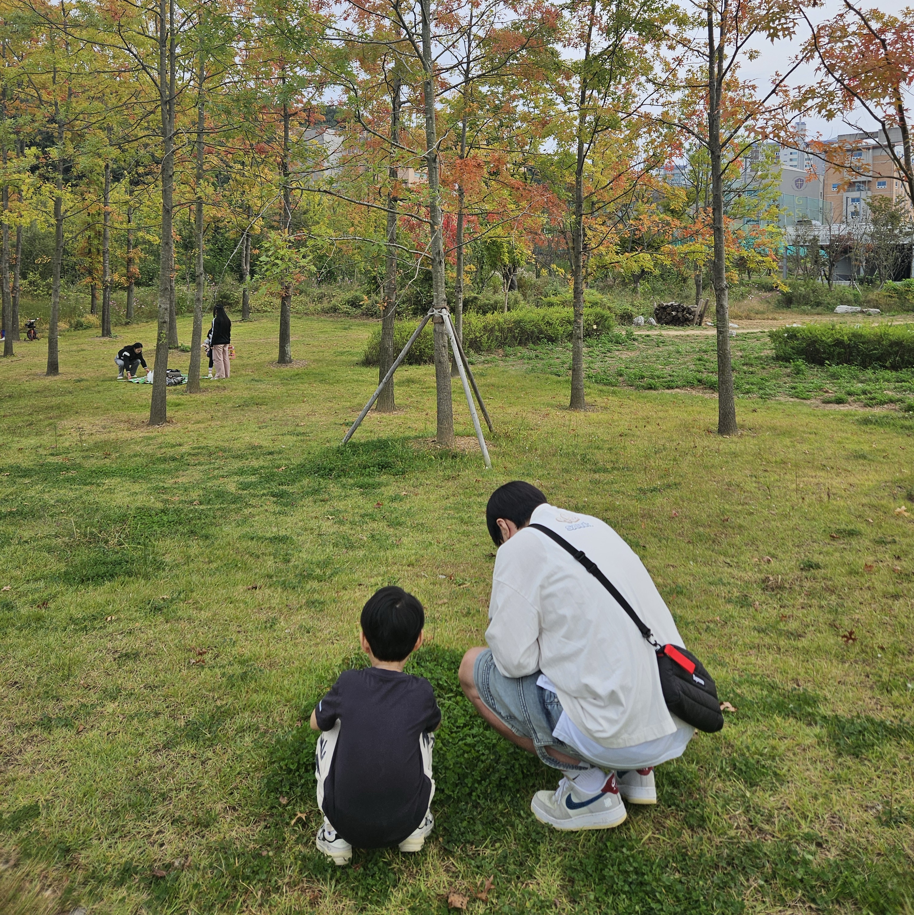 Saint Mxxxxxx x Shermer Academy Heart Cookie L/S T-Shirt White, Supreme Puffer Side Bag Black - 22FW 착용 스타일 - 3