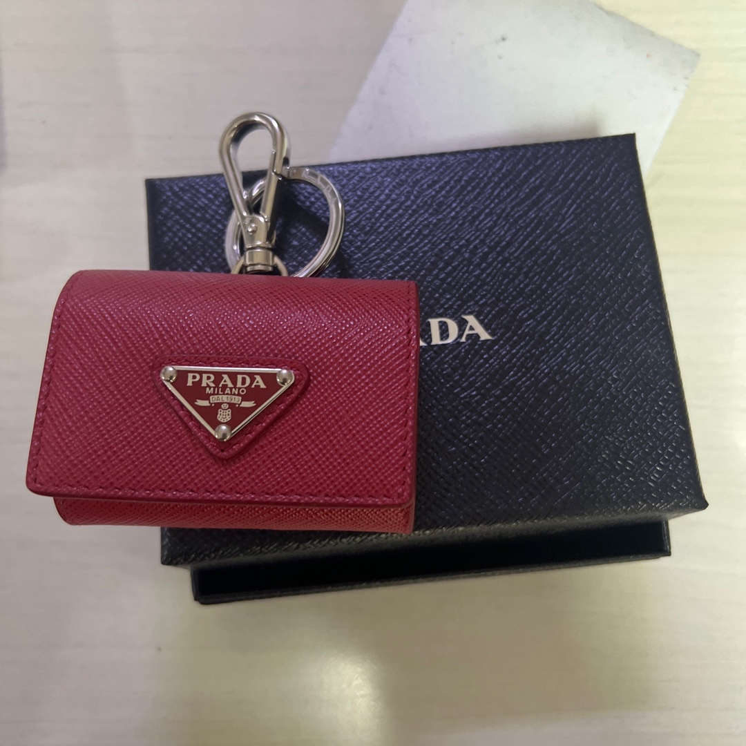 Prada Saffiano Leather Headphone Case Fiery Red 착용 스타일