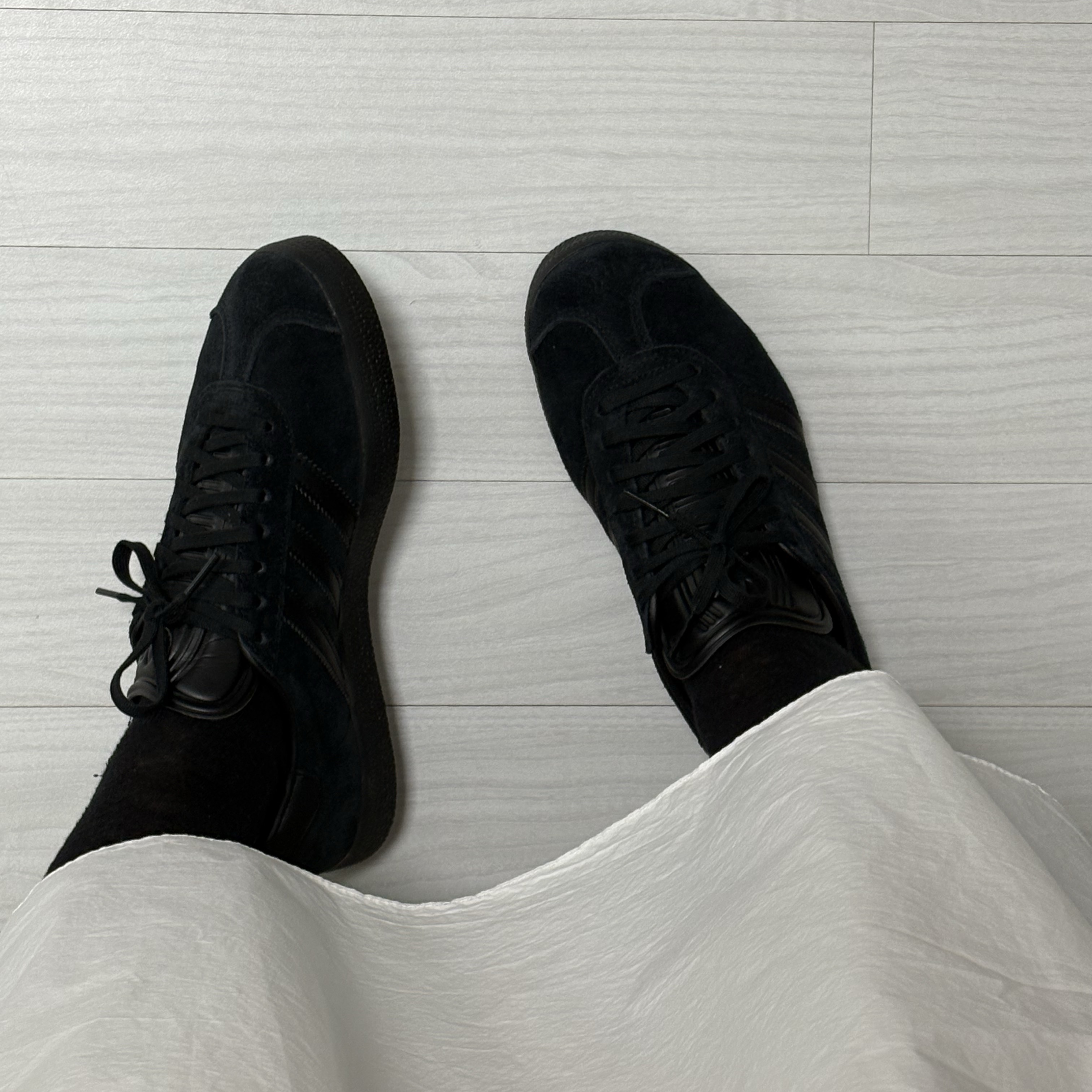 Adidas Gazelle Triple Black 착용 스타일 - 2