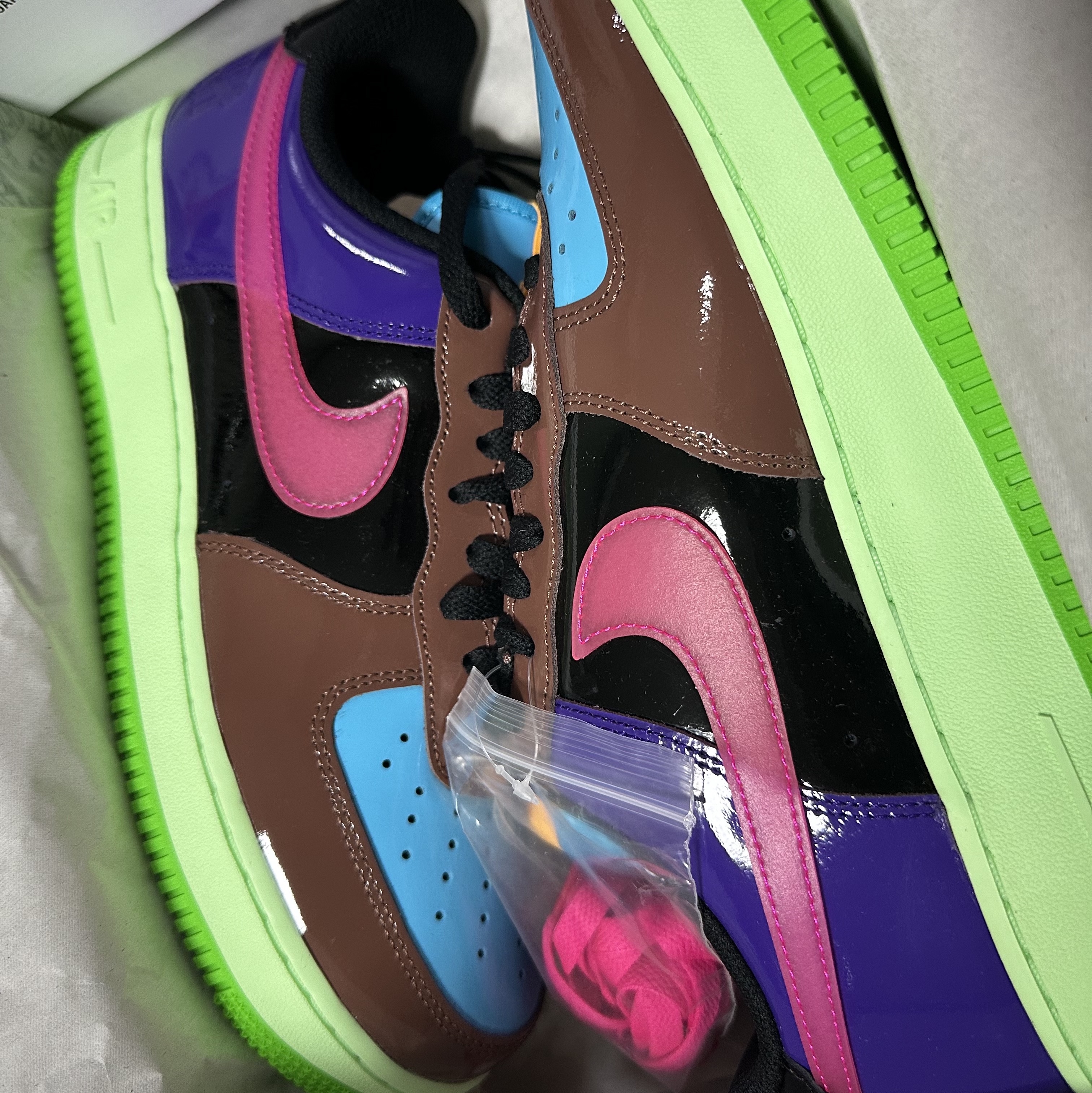 Nike x Undefeated Dunk High Nl, Nike x Undefeated Air Force 1 Low SP Multi Patent Pink Prime 착용 스타일 - 2