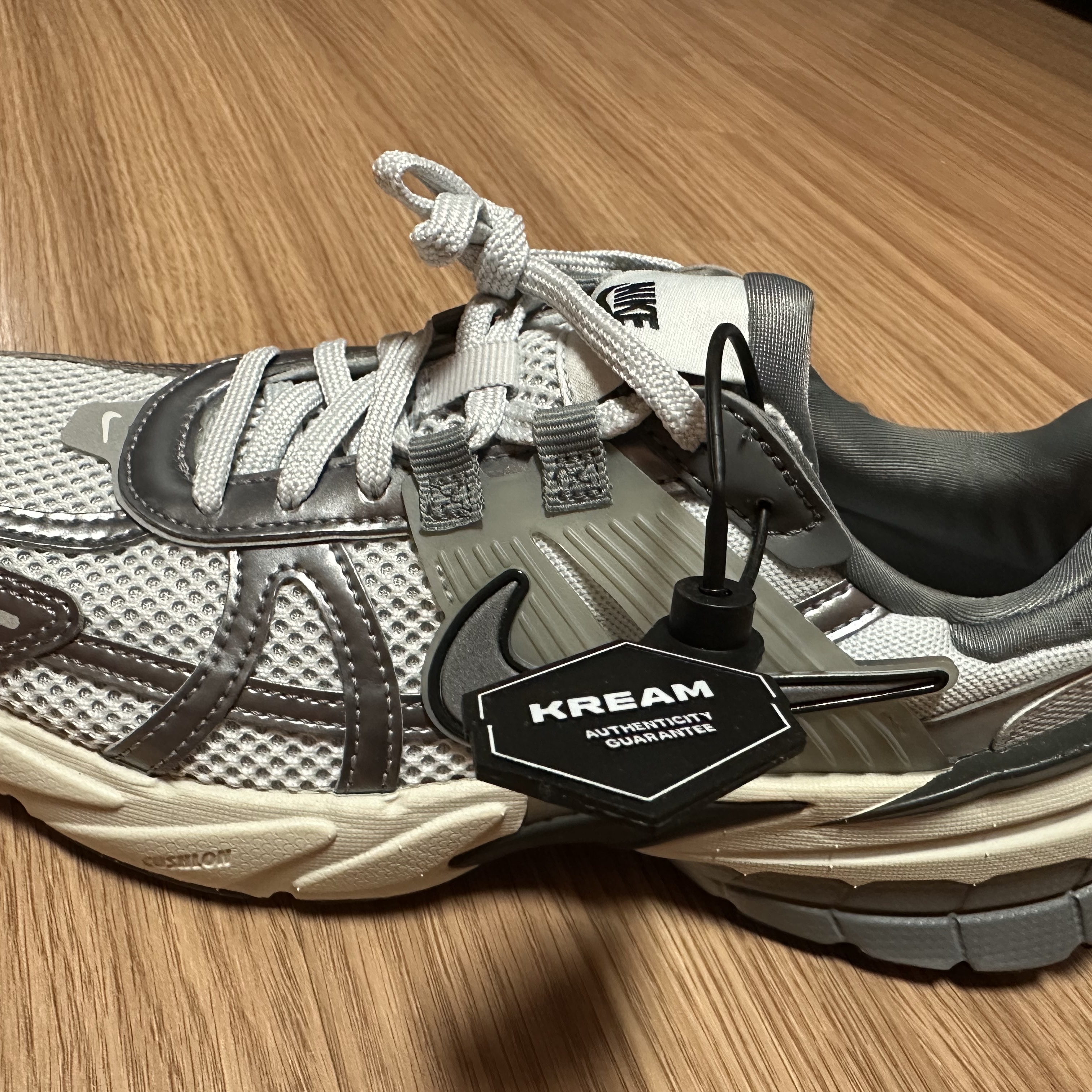 Nike V2K Run Pure Platinum Wolf Grey 착용 스타일