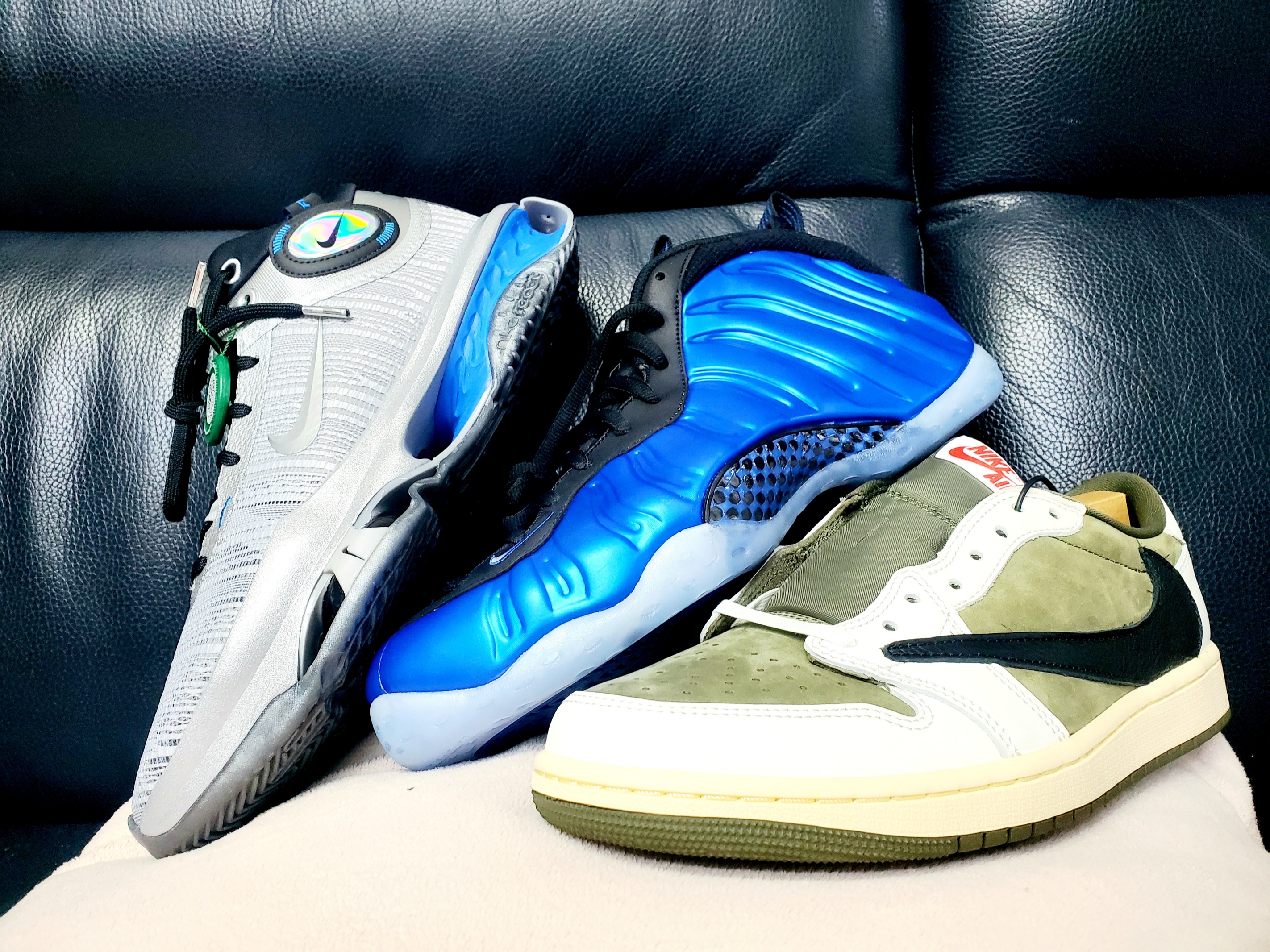 Jordan 1 x Travis Scott Retro Low OG SP Reverse Olive, Nike Air Foamposite One International Blue 착용 스타일