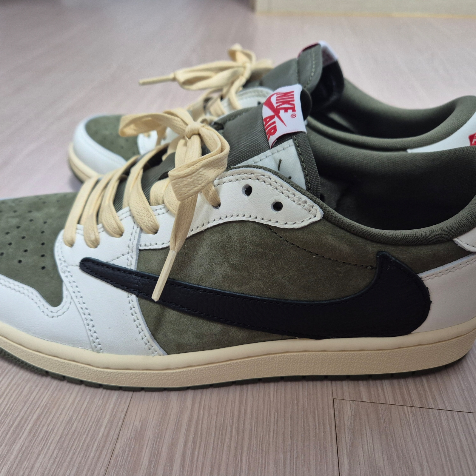 Jordan 1 x Travis Scott Retro Low OG SP Reverse Olive 착용 스타일 - 8