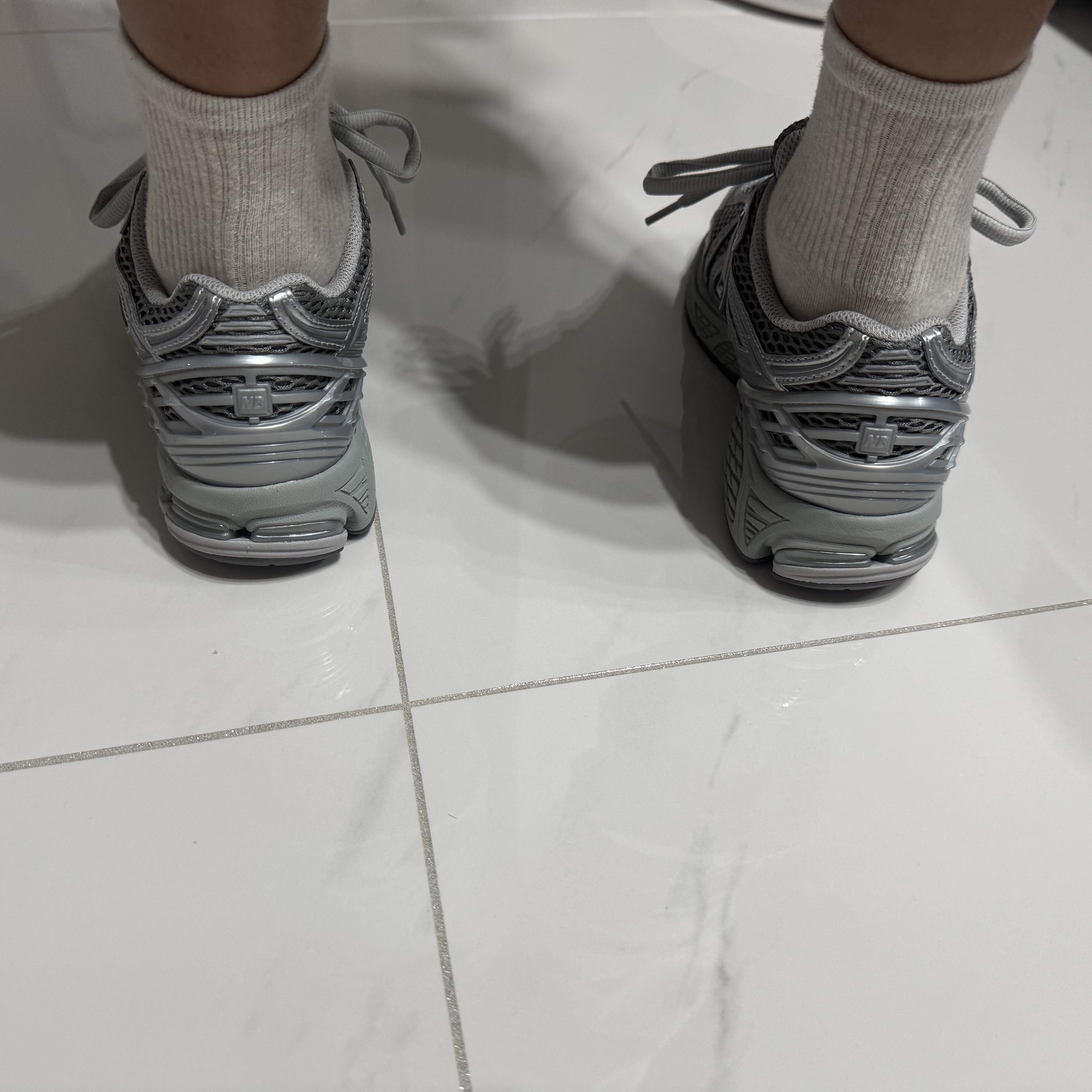 New Balance 1906R Harbor Grey Silver Metalic 착용 스타일 - 2