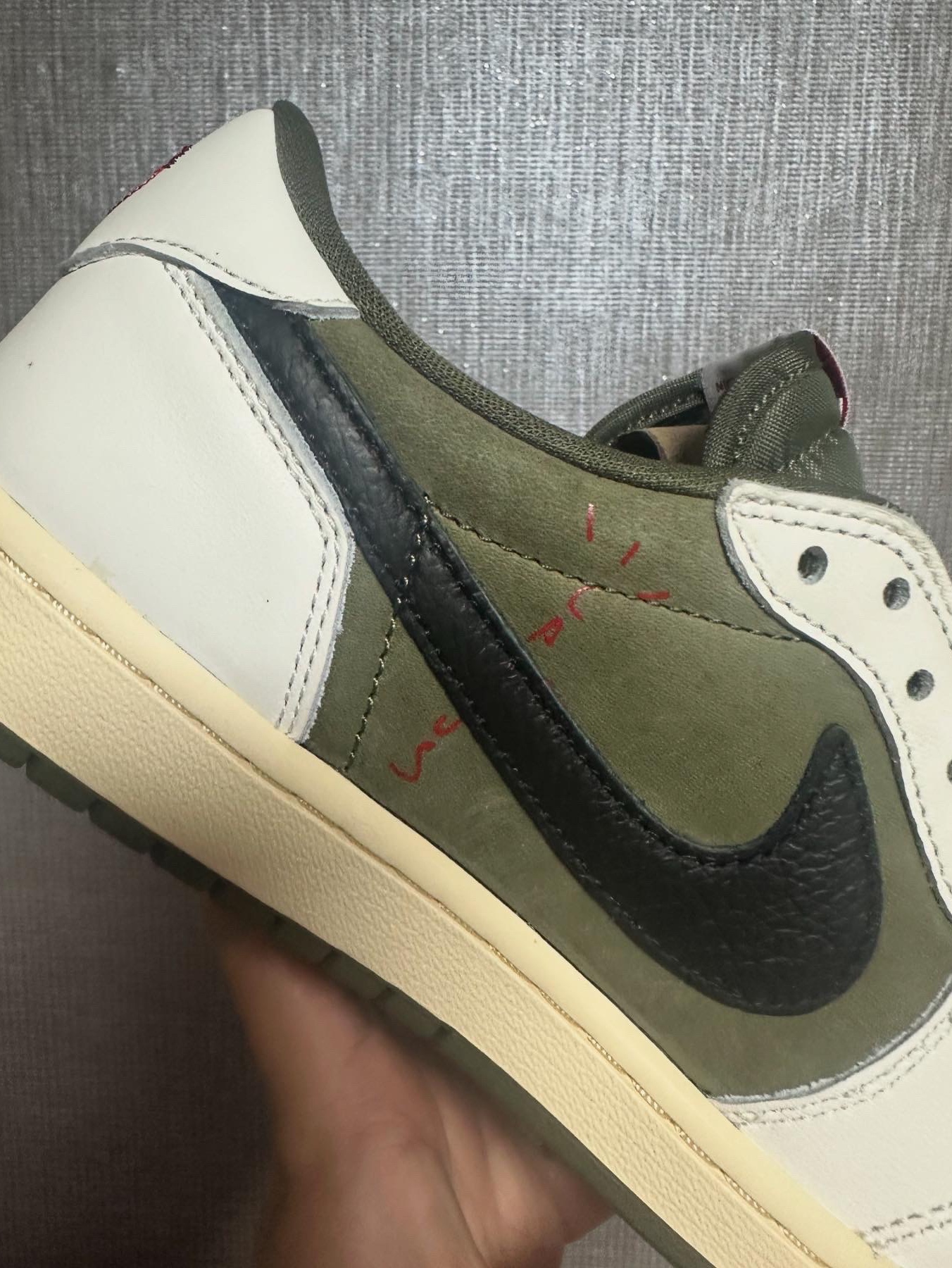 Jordan 1 x Travis Scott Retro Low OG SP Reverse Olive 착용 스타일 - 1