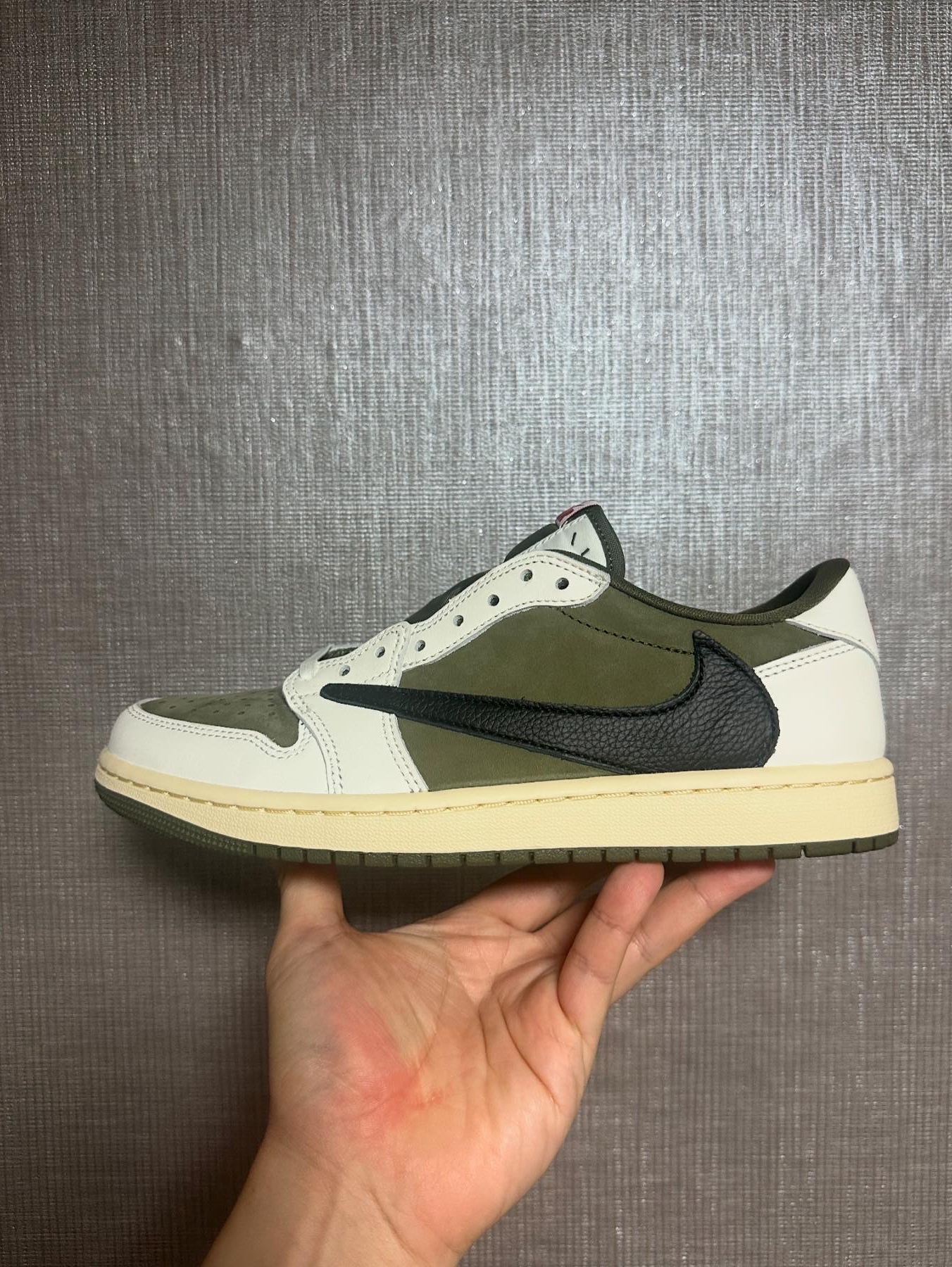 Jordan 1 x Travis Scott Retro Low OG SP Reverse Olive 착용 스타일 - 3