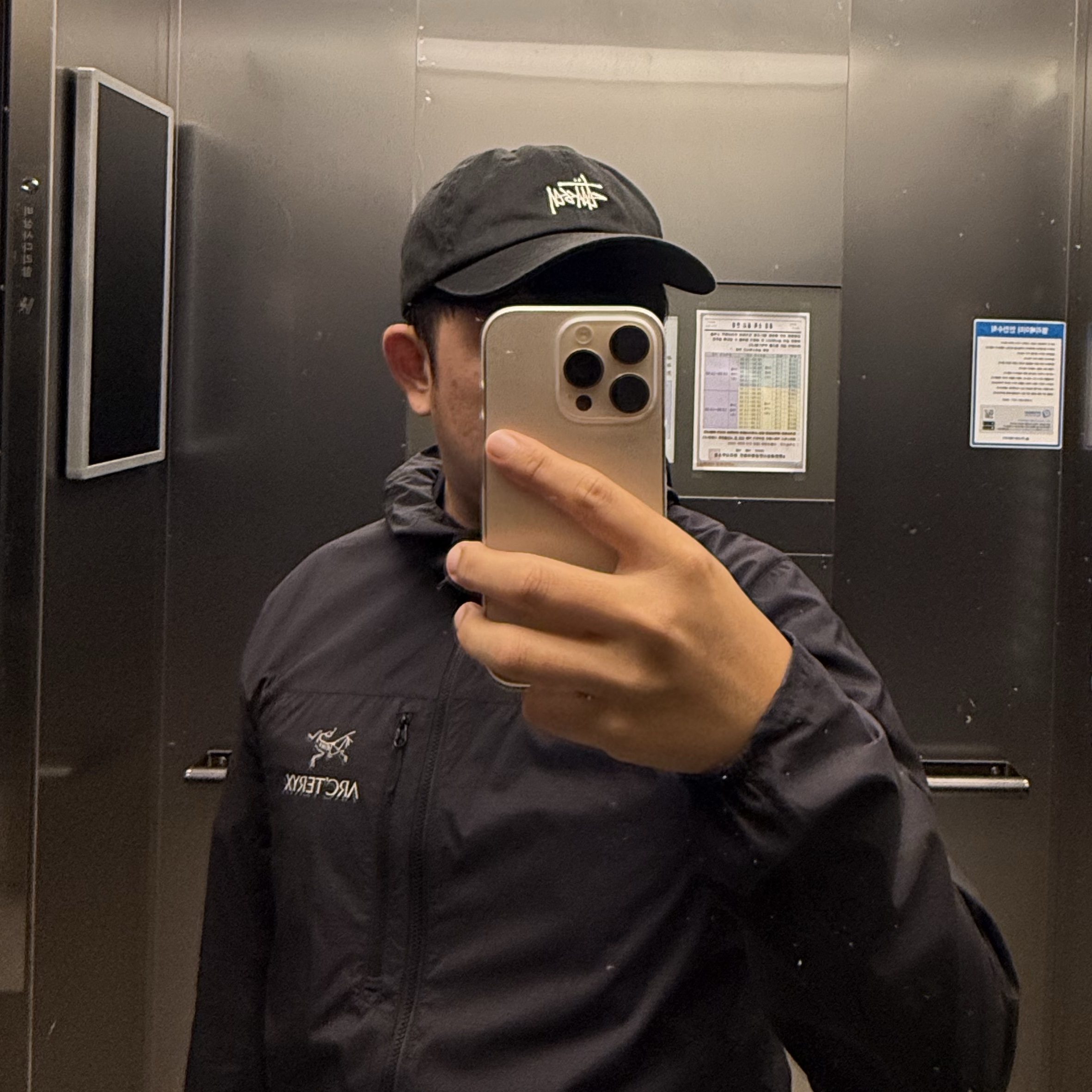 Arc'teryx Squamish Hoody Black, Stussy Basic Stock Low Pro Cap Black 착용 스타일
