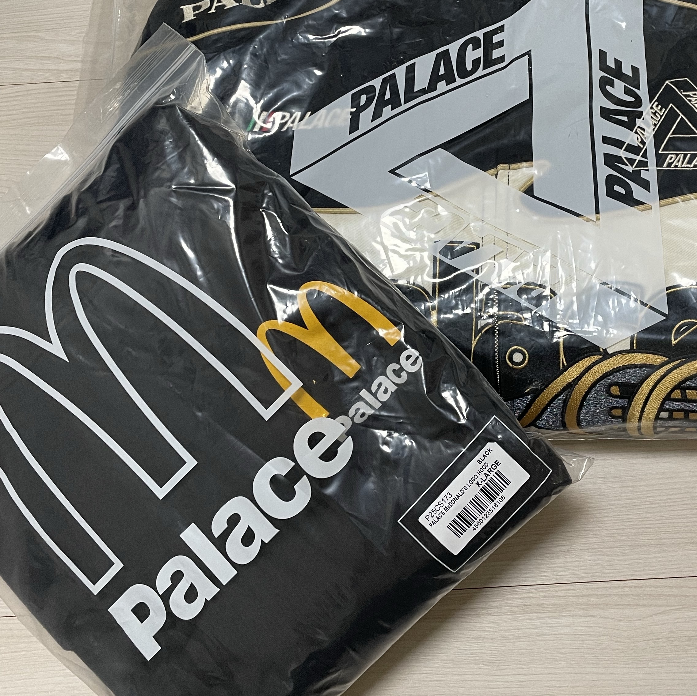 Palace x McDonald's Logo Hood Black - 23FW 착용 스타일 - 3