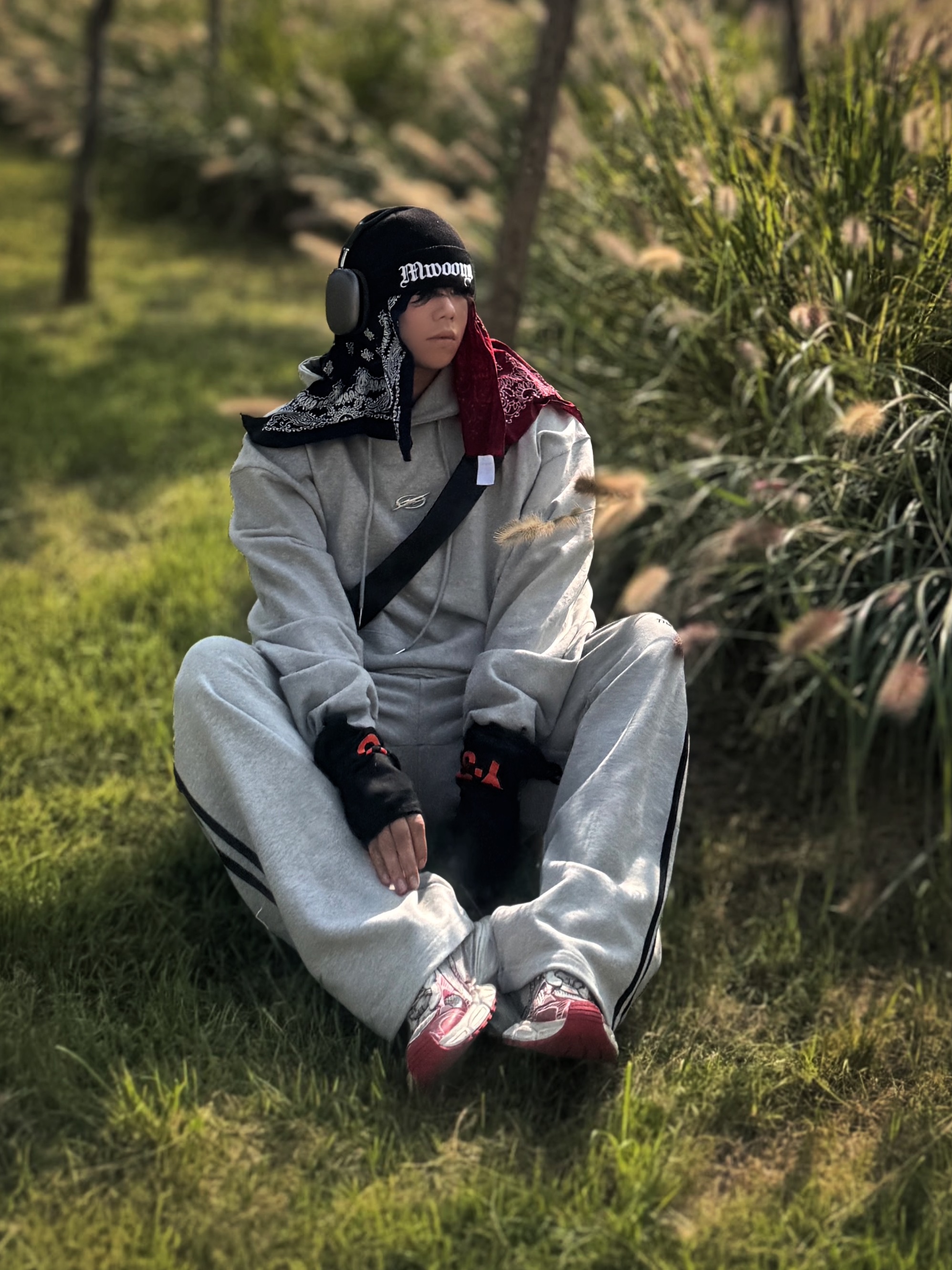 Balenciaga 3XL Sneakers White Red, Apple AirPods Max Lightning Space Gray (Korean Ver.) 착용 스타일 - 6