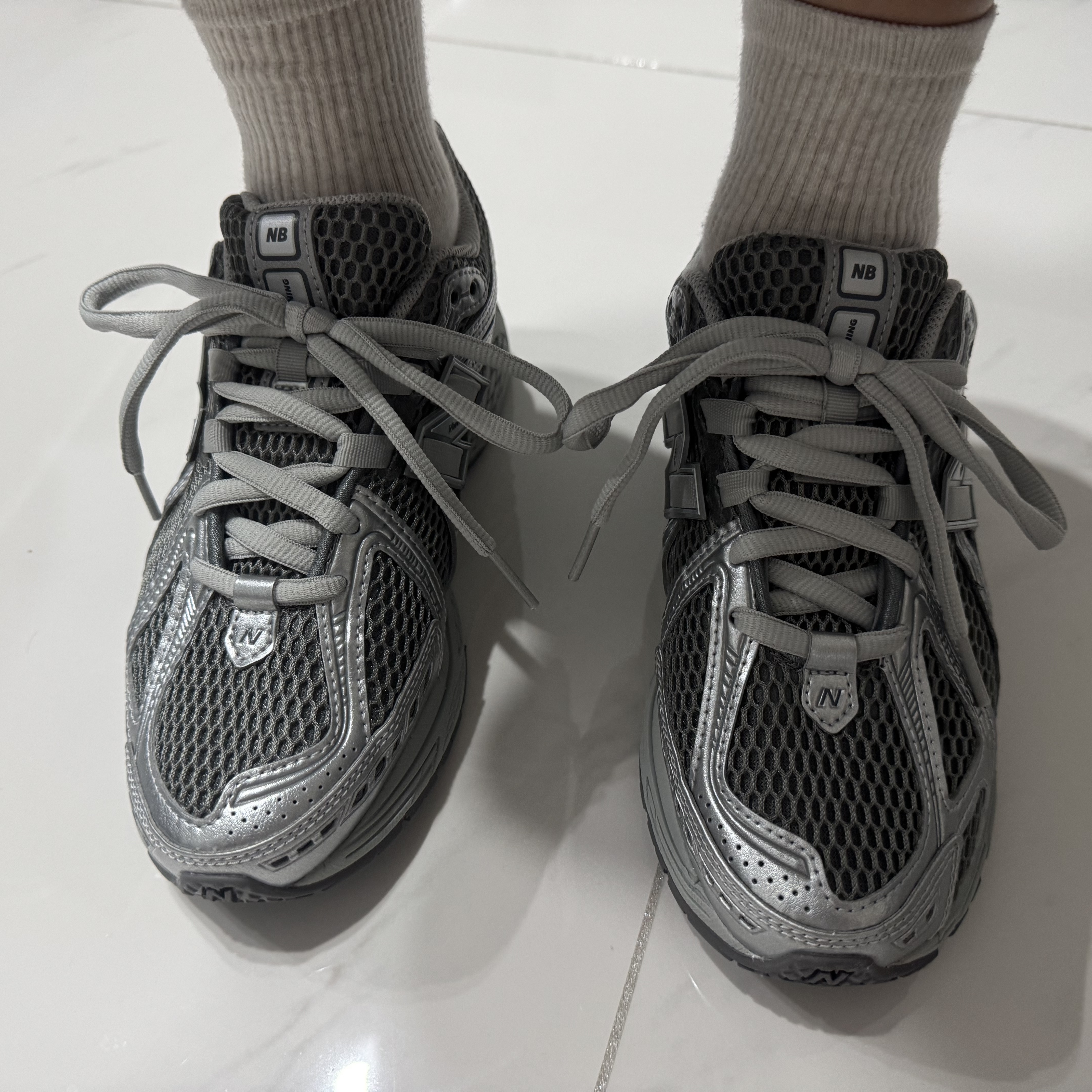 New Balance 1906R Harbor Grey Silver Metalic 착용 스타일 - 1