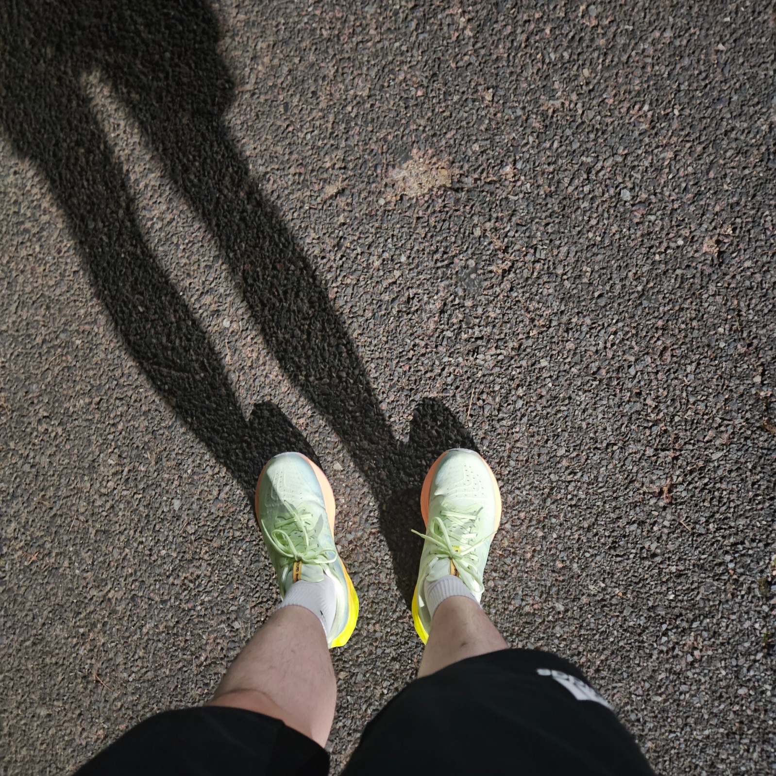 Asics Novablast 4 Cool Matcha Safety Yellow 착용 스타일 - 2