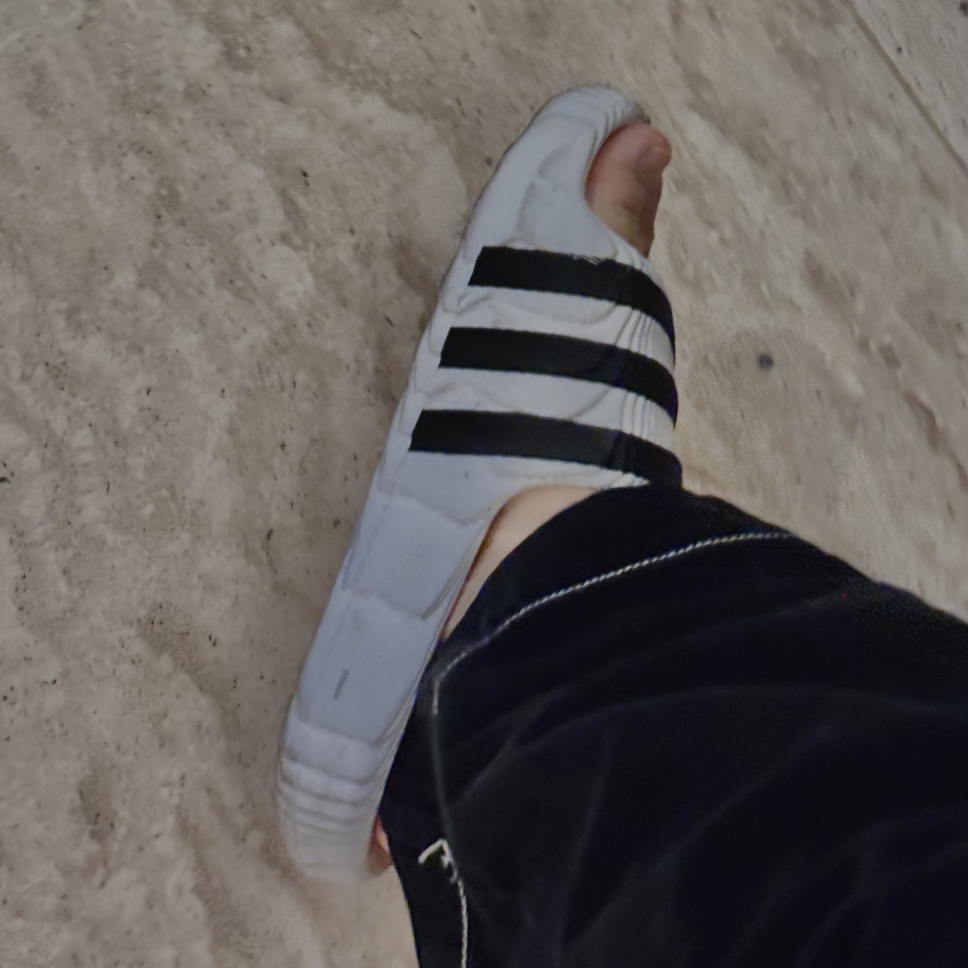 Adidas Adilette 22 Cloud White Core Black 착용 스타일
