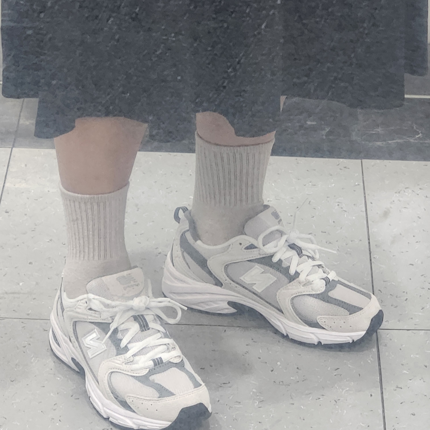 New Balance 530 Classic Grey 착용 스타일