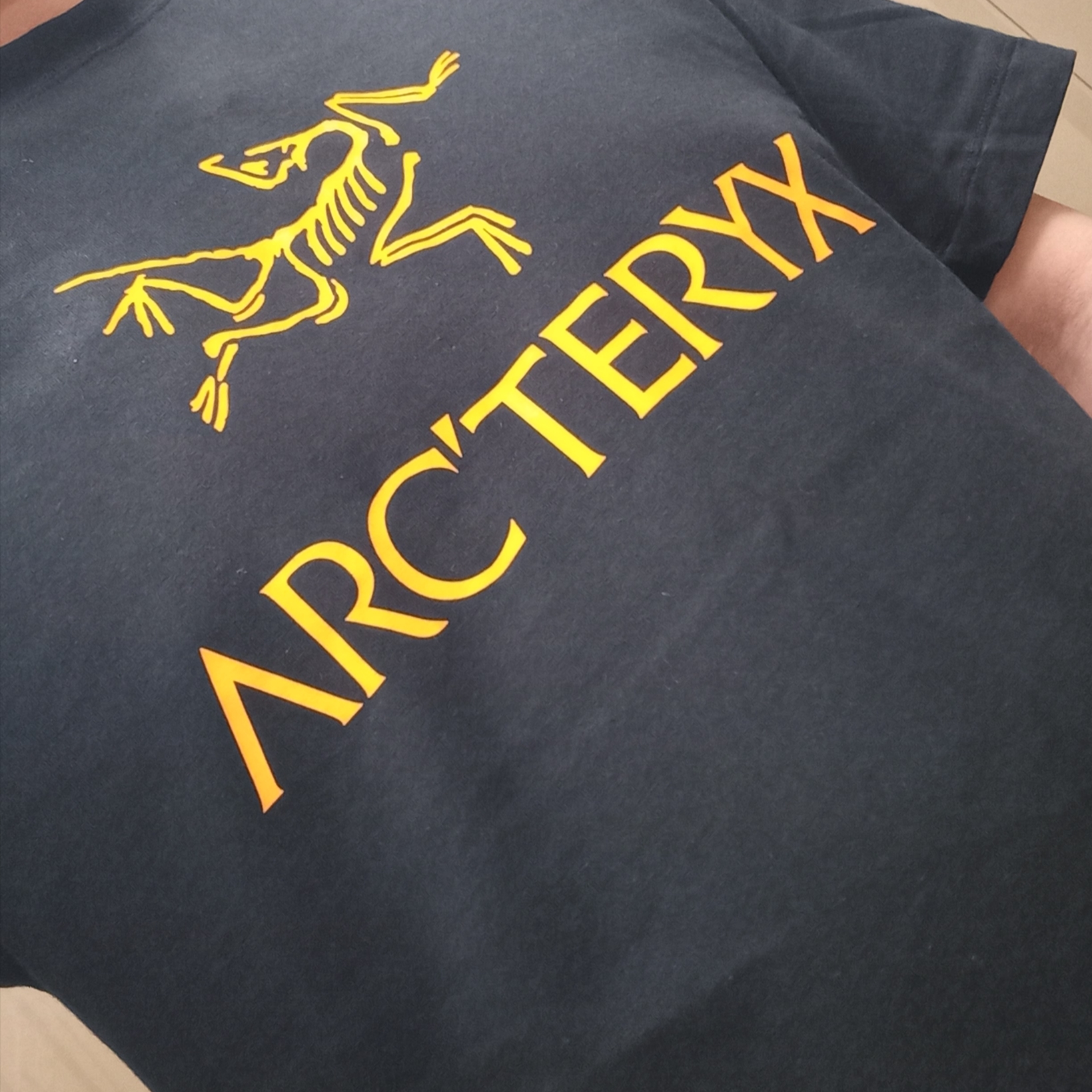Arc'teryx Arc'word Logo SS T-Shirt Black II, Hoka Ora Recovery Slide 3 Black 착용 스타일 - 2