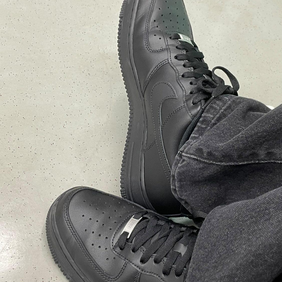 Nike Air Force 1 '07 Low Triple Black 착용 스타일 - 1