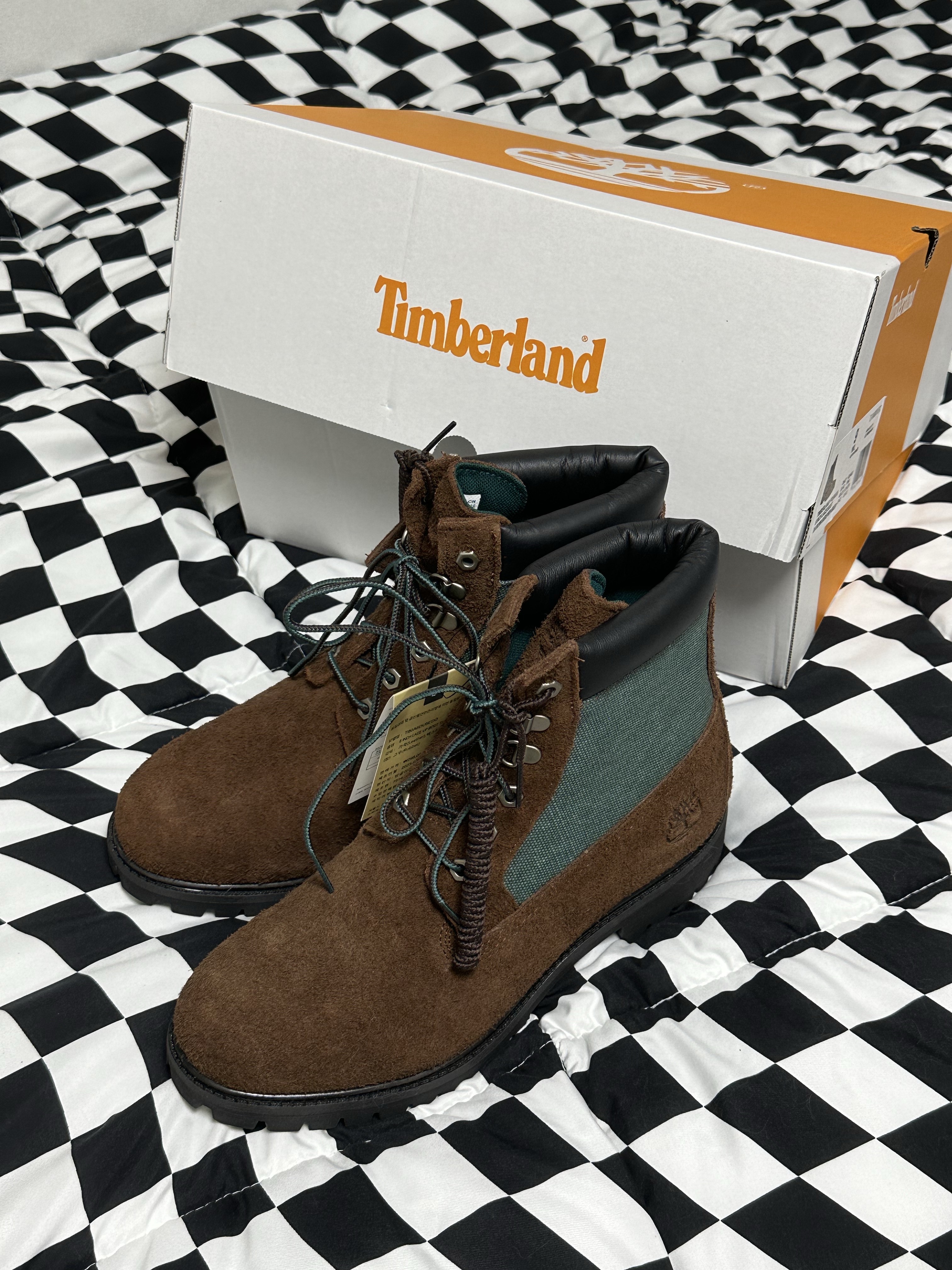 Timberland x Thisisneverthat 6 inch Boot Brown - Wide, Needles x Studious Track Snap Jacket Poly Smooth Black 착용 스타일 - 2