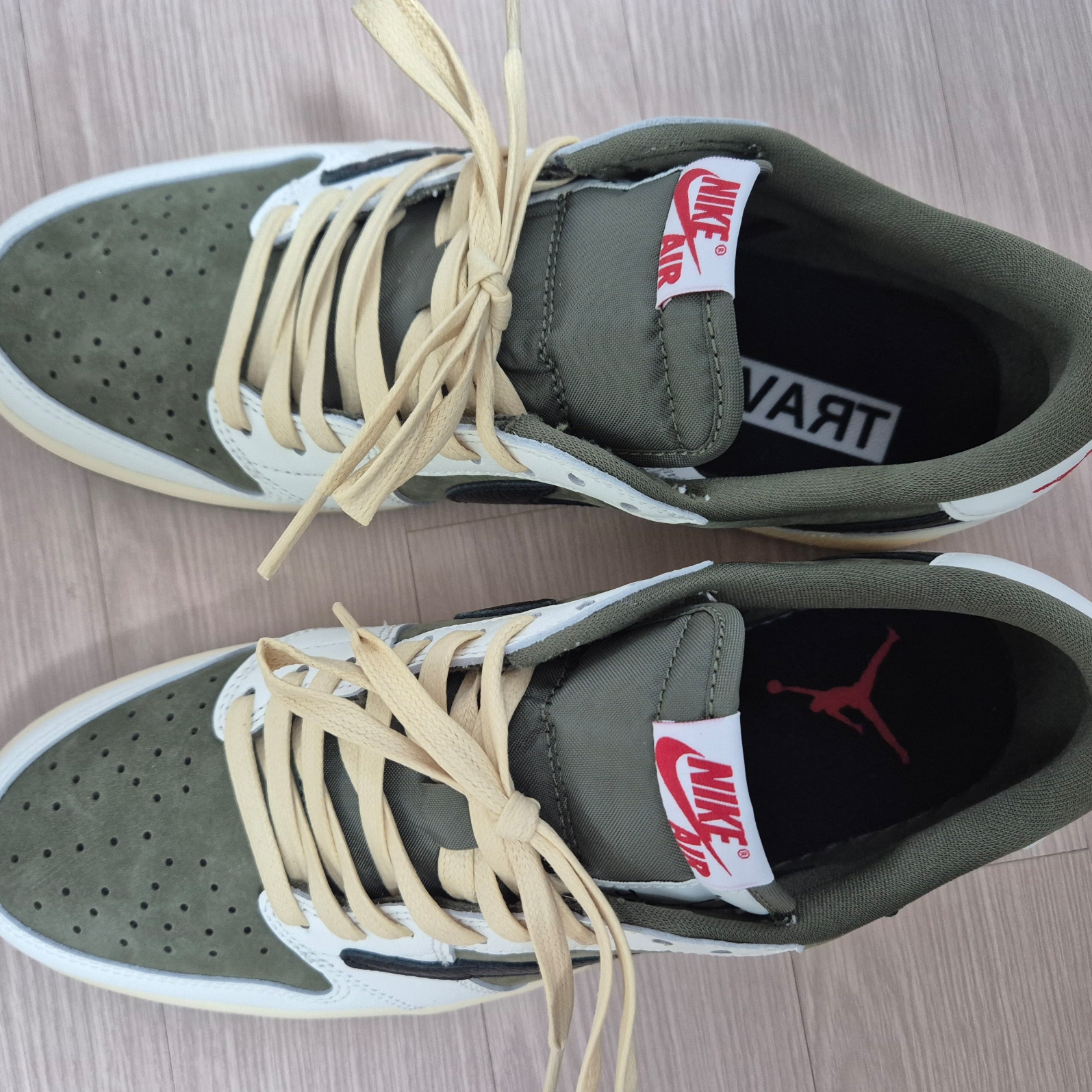 Jordan 1 x Travis Scott Retro Low OG SP Reverse Olive 착용 스타일 - 7