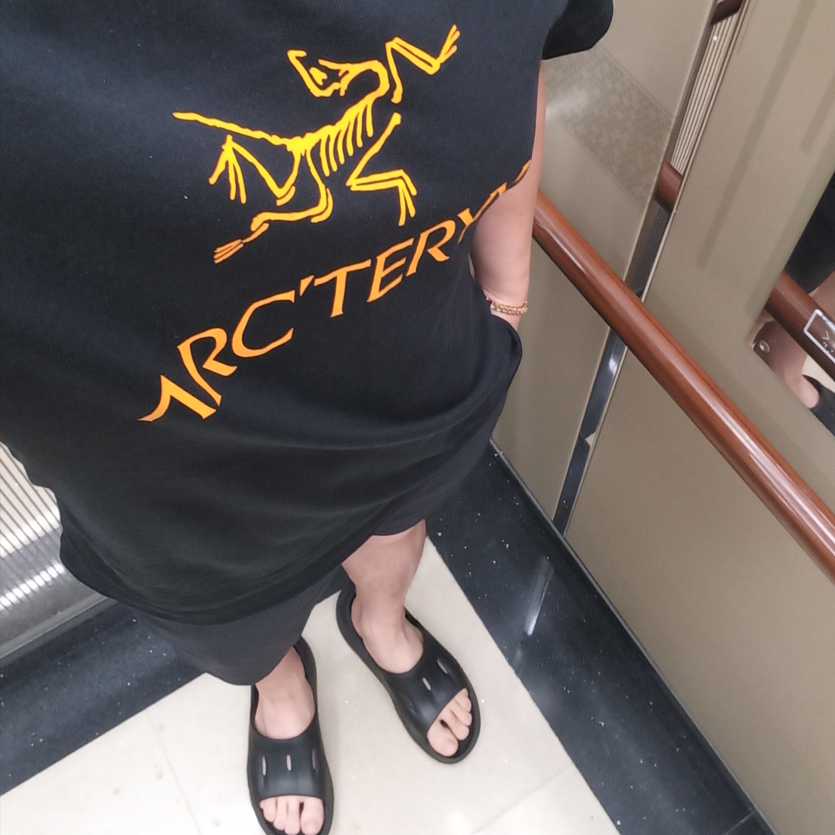Arc'teryx Arc'word Logo SS T-Shirt Black II, Hoka Ora Recovery Slide 3 Black 착용 스타일 - 1