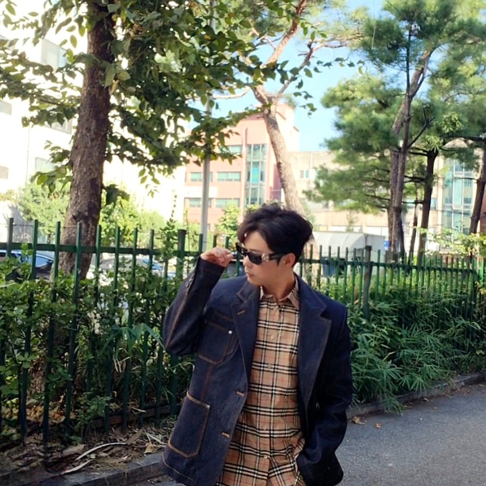 Burberry Small Scale Check Stretch Cotton Shirt Archive Beige, Haleine Patch Pocket Denim Blazer Indigo (VJ304) 착용 스타일 - 1