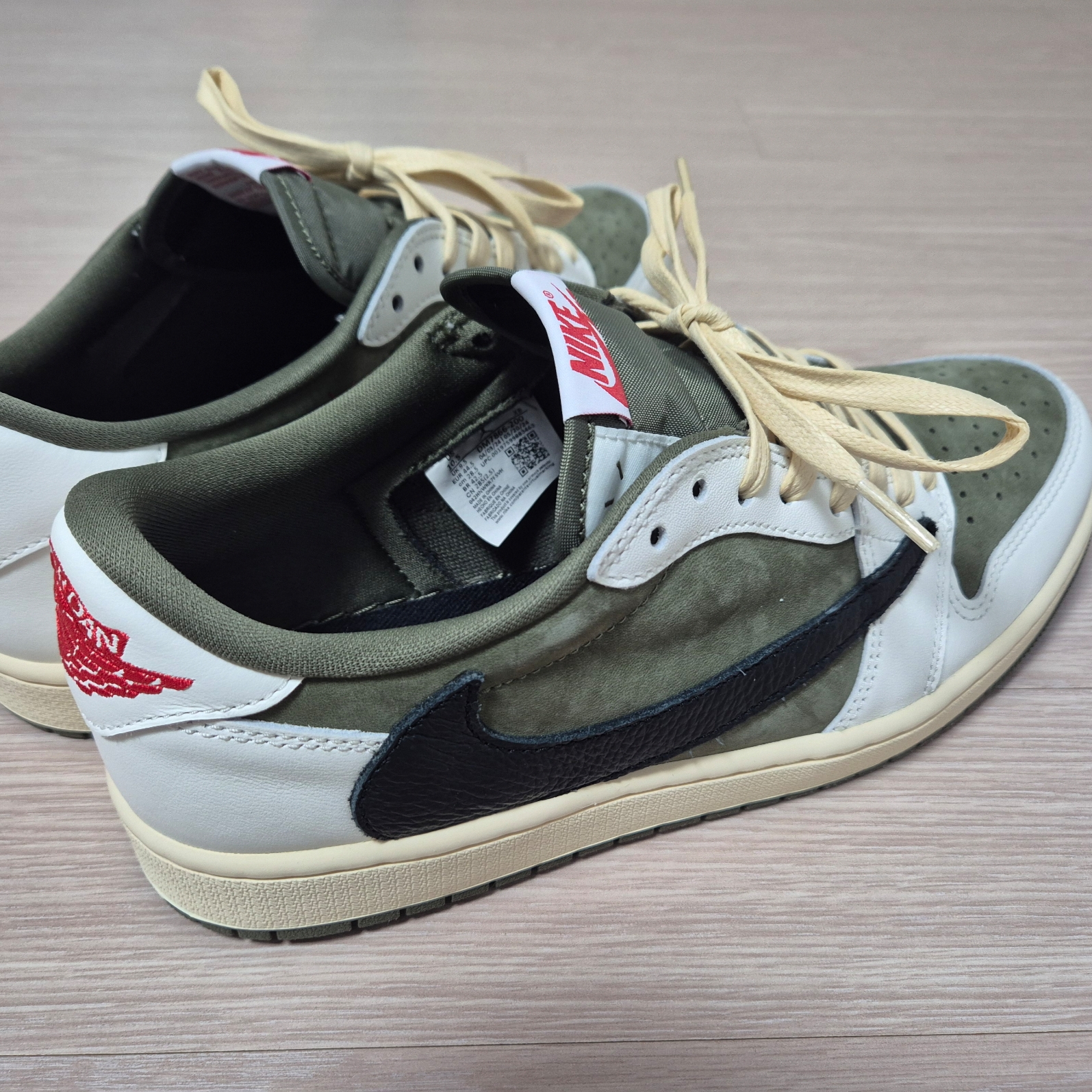 Jordan 1 x Travis Scott Retro Low OG SP Reverse Olive 착용 스타일 - 4
