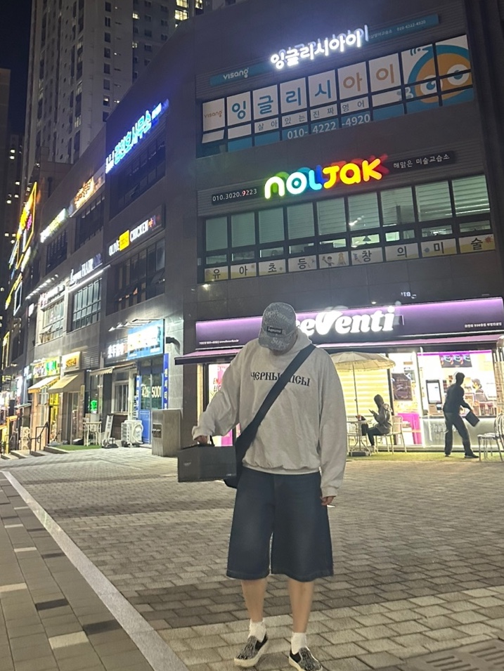 Supreme Denim Camp Cap Stripe - 24SS, Yeezy x Gosha Rubchinskiy YZY Black Dogs Hoodie Heather Grey 착용 스타일