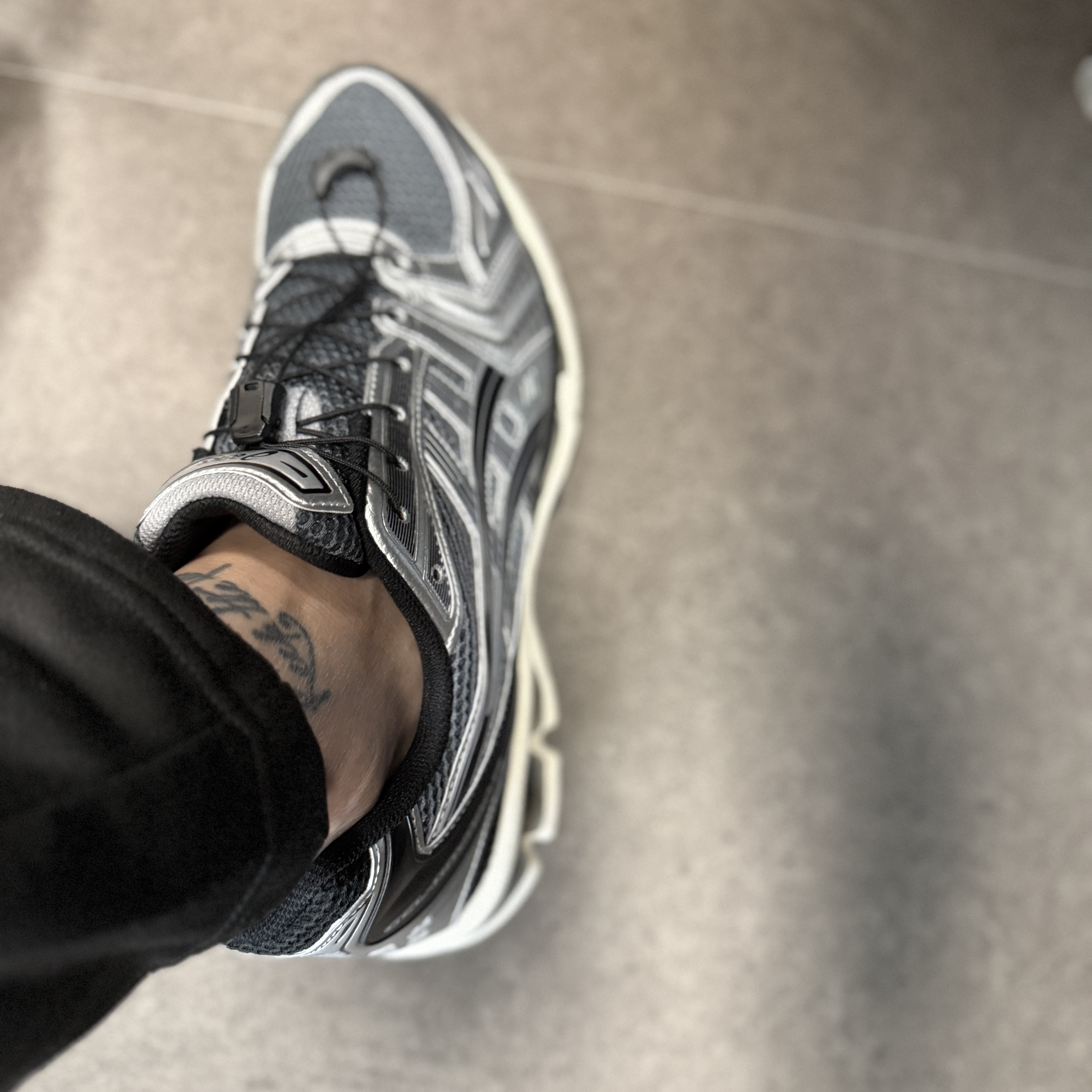 Asics Unlimited Gel-Kayano 14 Carrier Grey Black 착용 스타일