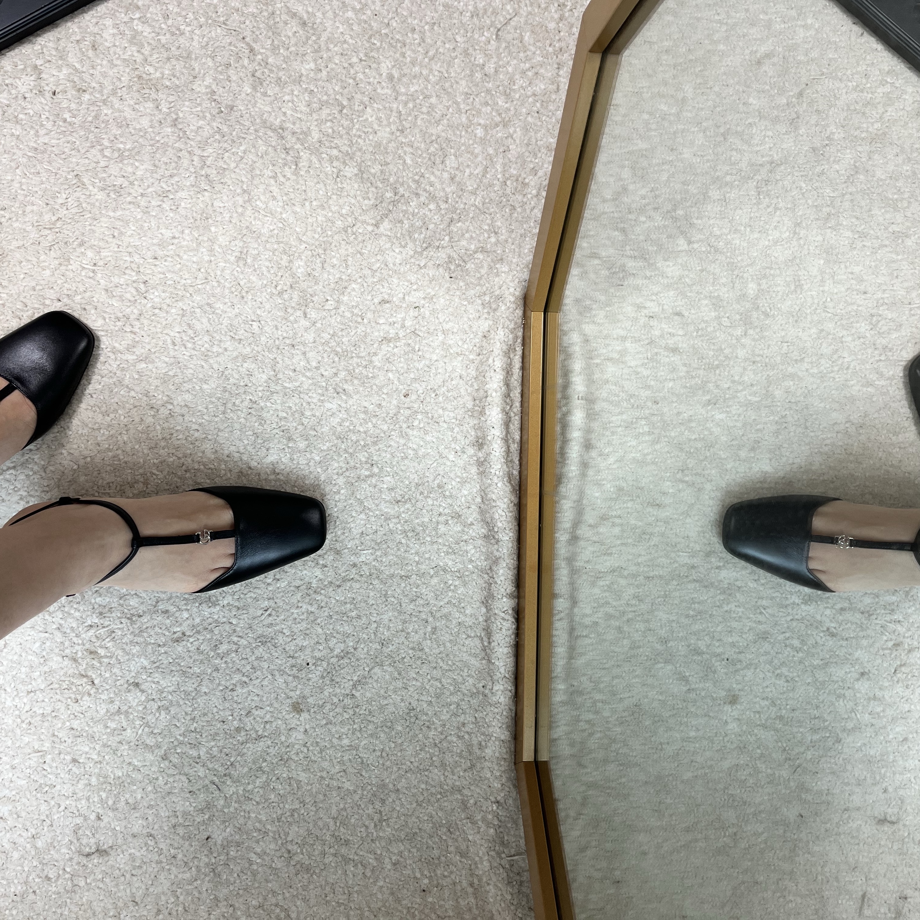 (W) Gucci Petite GG Slingback Pump Black Leather 착용 스타일 - 1