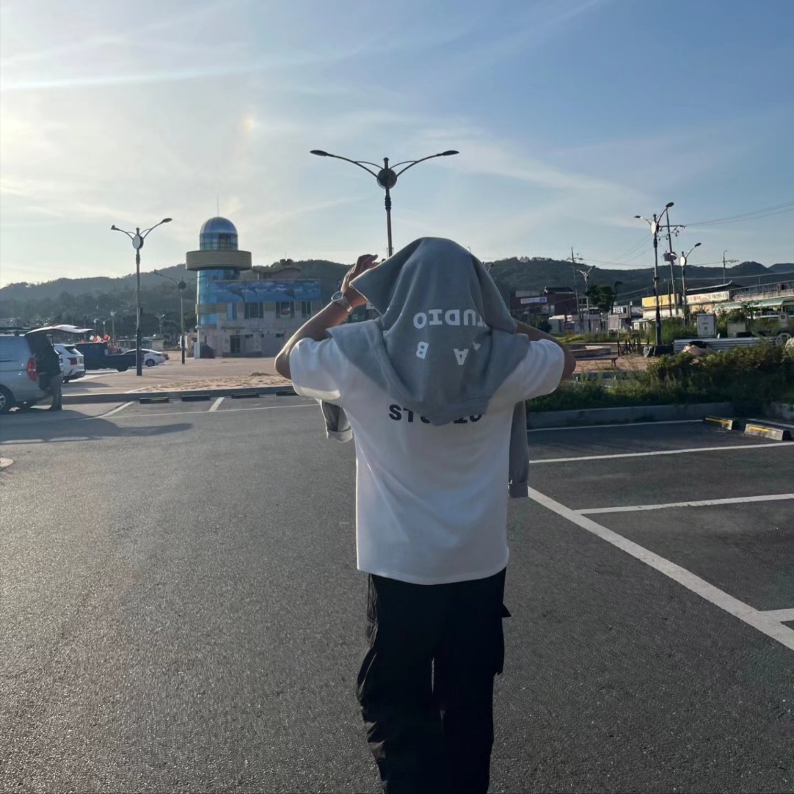 IAB Studio T-Shirt White - 23FW, IAB Studio Rugby Sweatshirt Gray - 23FW 착용 스타일 - 1
