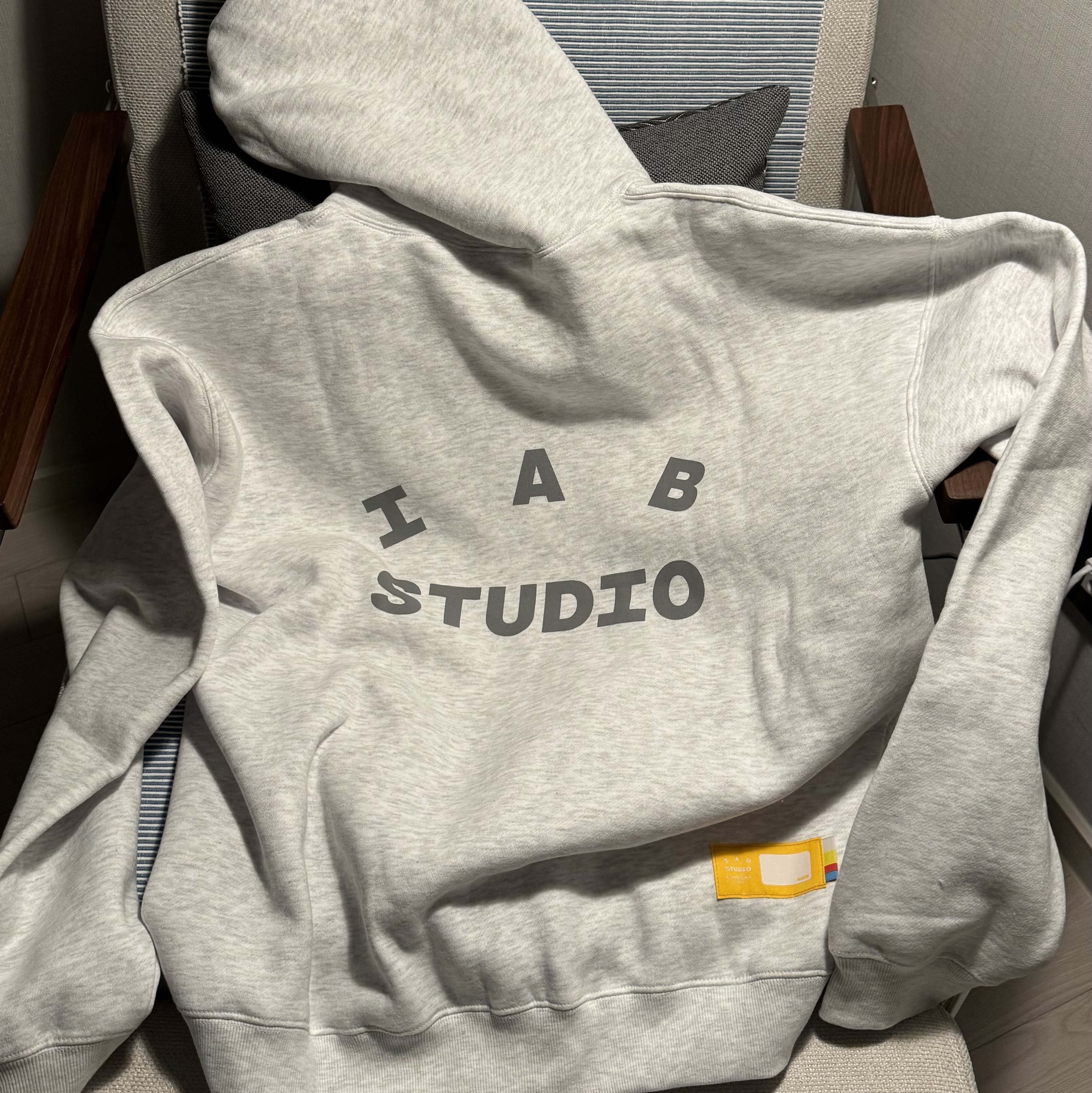 IAB Studio Hoodie Light Gray 착용 스타일